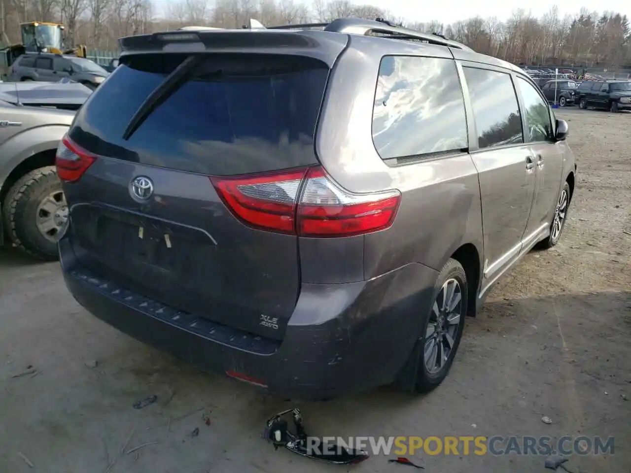 4 Photograph of a damaged car 5TDDZ3DC6LS248347 TOYOTA SIENNA 2020