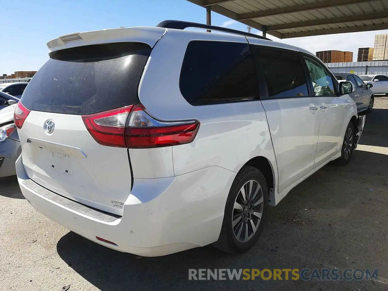 4 Photograph of a damaged car 5TDDZ3DC6LS249773 TOYOTA SIENNA 2020