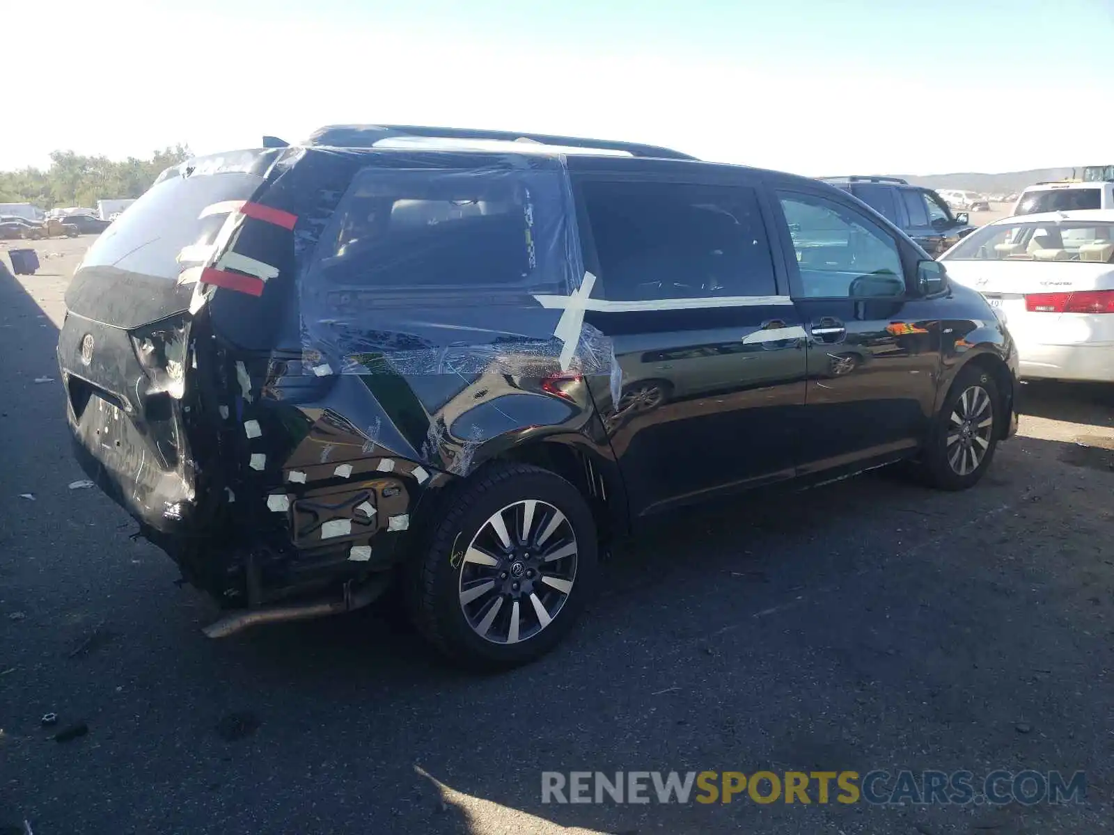 4 Photograph of a damaged car 5TDDZ3DC7LS230245 TOYOTA SIENNA 2020