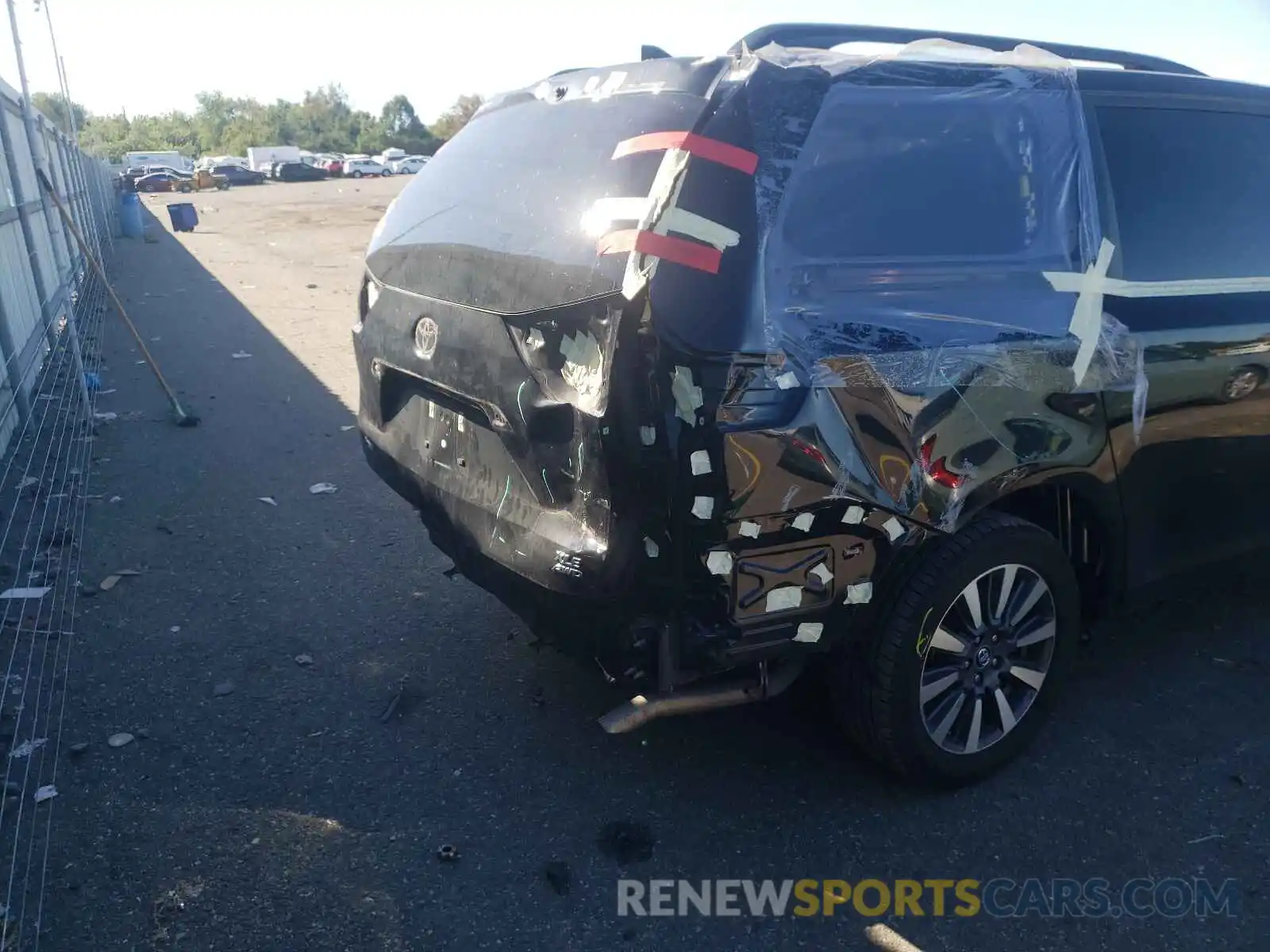 9 Photograph of a damaged car 5TDDZ3DC7LS230245 TOYOTA SIENNA 2020