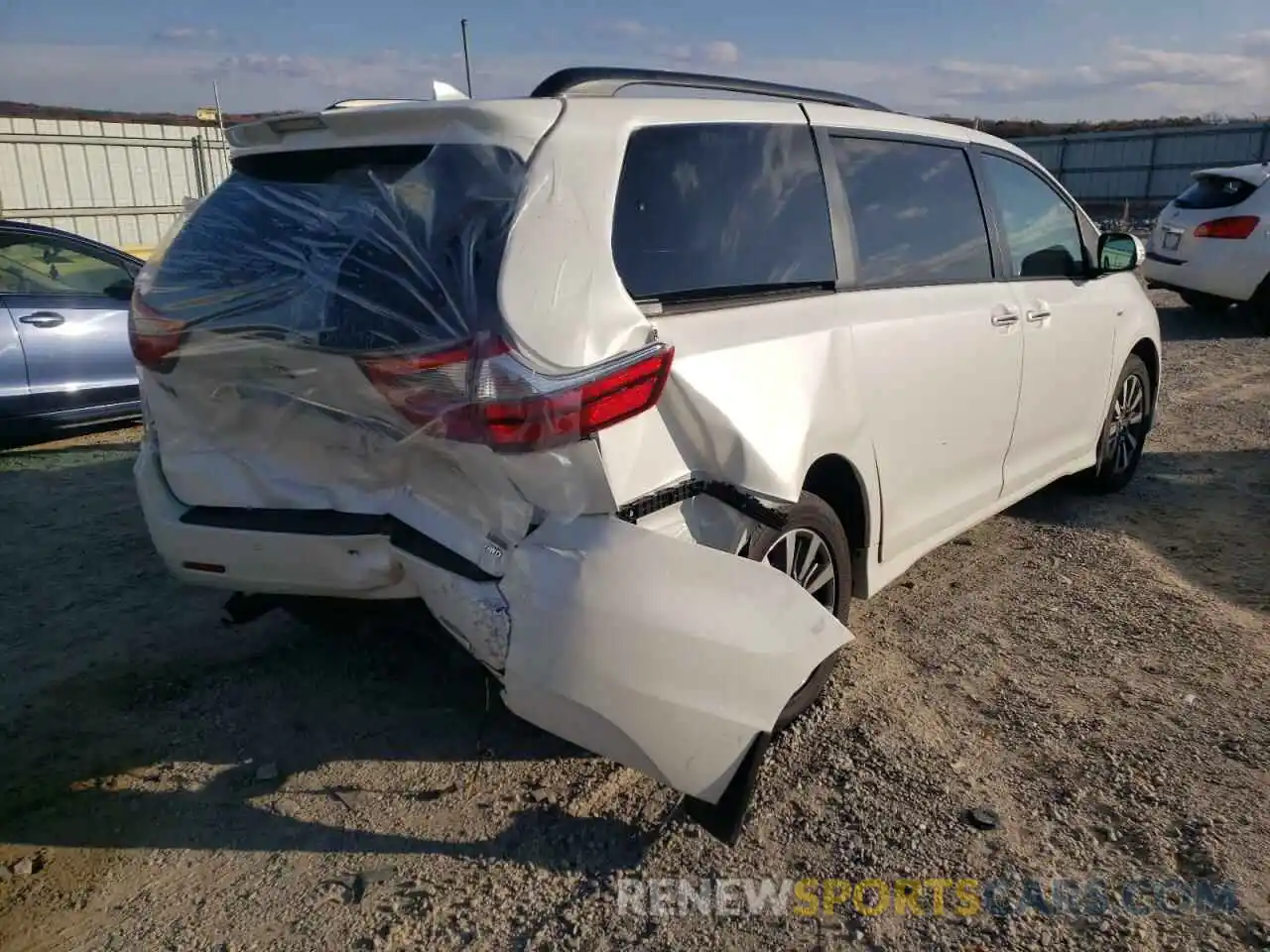 4 Photograph of a damaged car 5TDDZ3DC7LS237924 TOYOTA SIENNA 2020