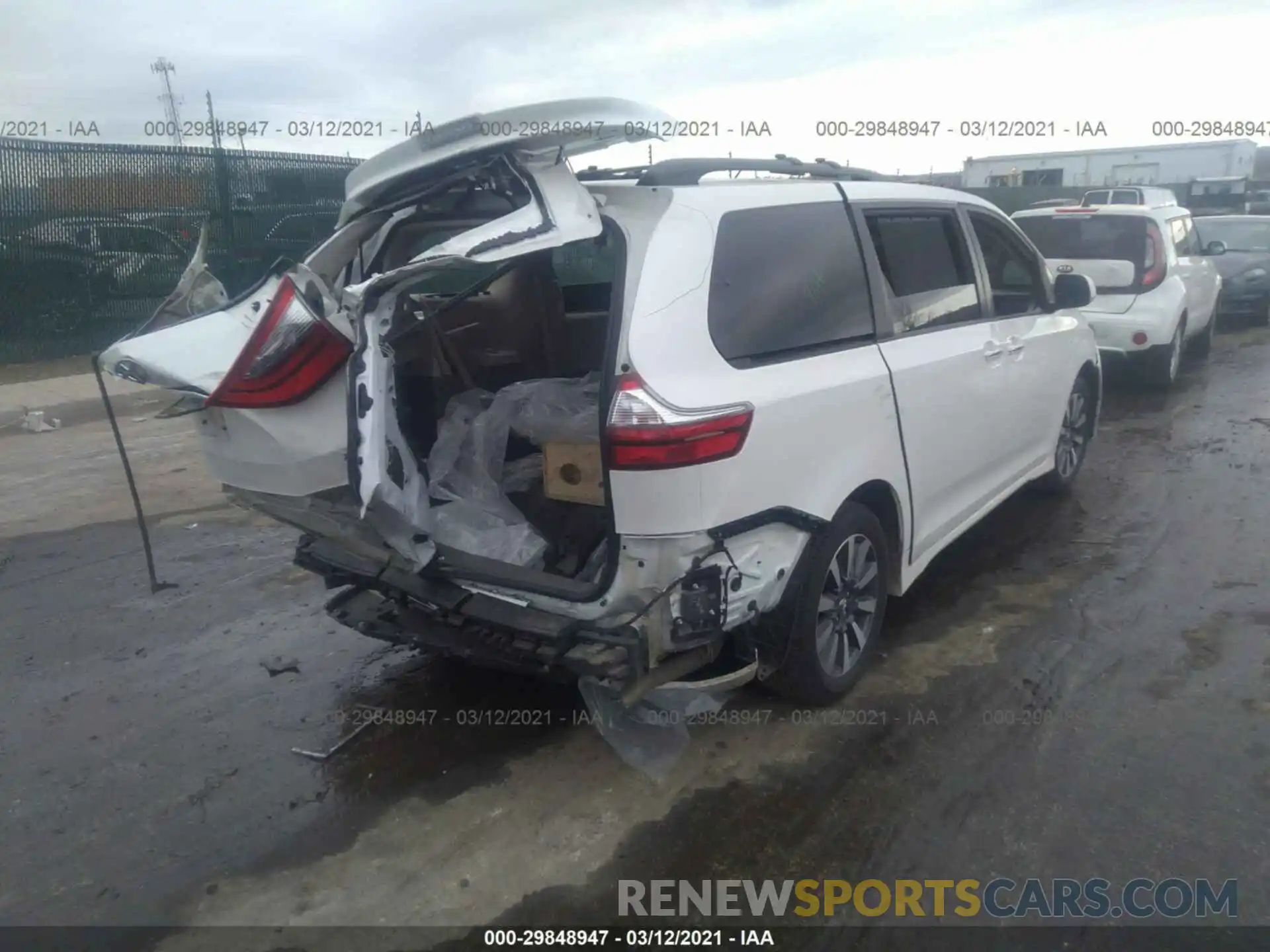 4 Photograph of a damaged car 5TDDZ3DC7LS237969 TOYOTA SIENNA 2020
