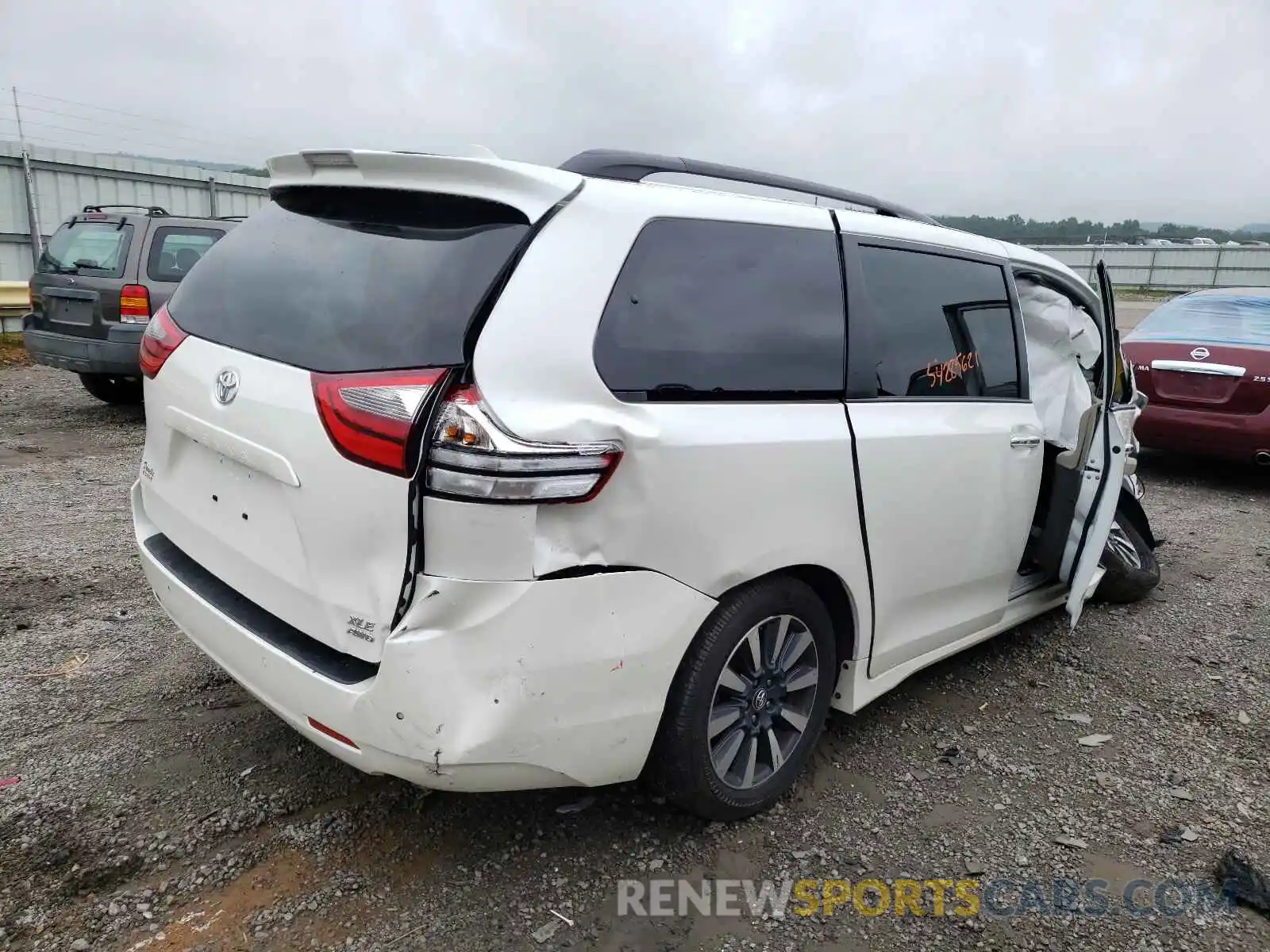 4 Photograph of a damaged car 5TDDZ3DC7LS241424 TOYOTA SIENNA 2020