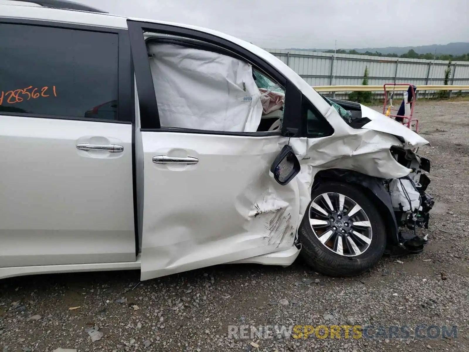 9 Photograph of a damaged car 5TDDZ3DC7LS241424 TOYOTA SIENNA 2020