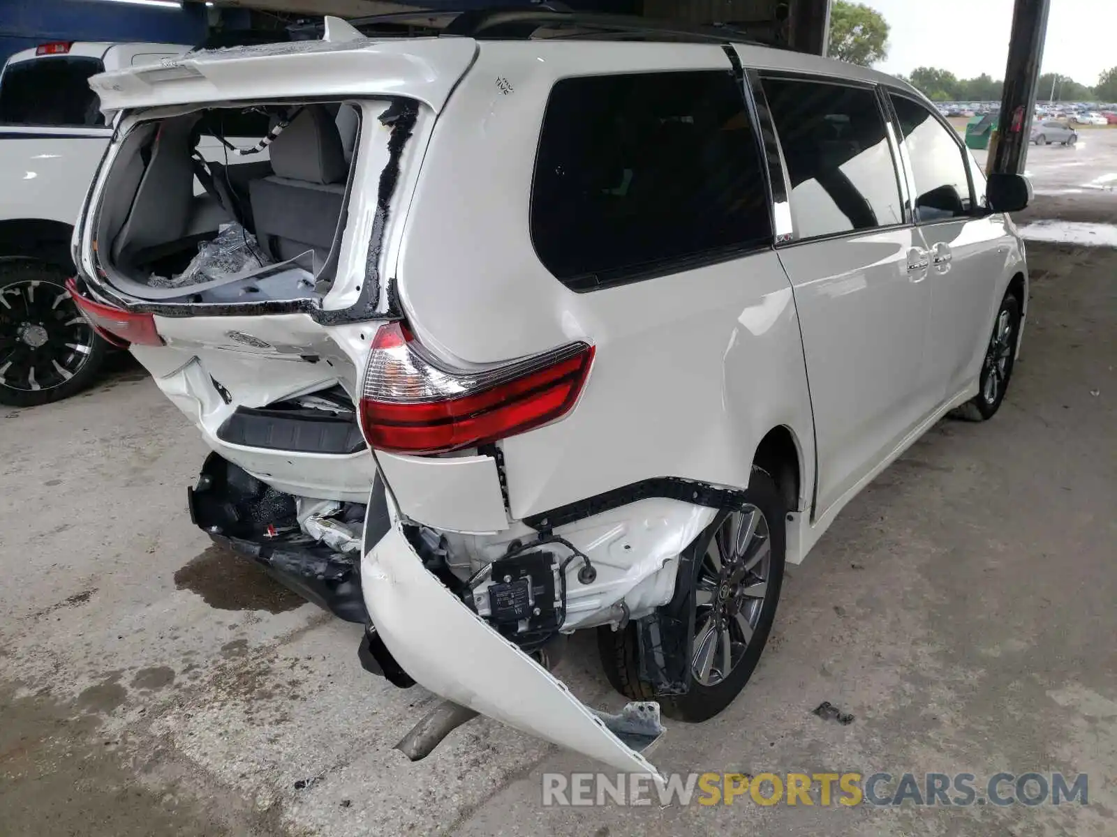 4 Photograph of a damaged car 5TDDZ3DC7LS243982 TOYOTA SIENNA 2020