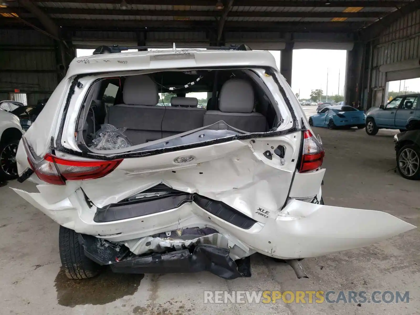 9 Photograph of a damaged car 5TDDZ3DC7LS243982 TOYOTA SIENNA 2020