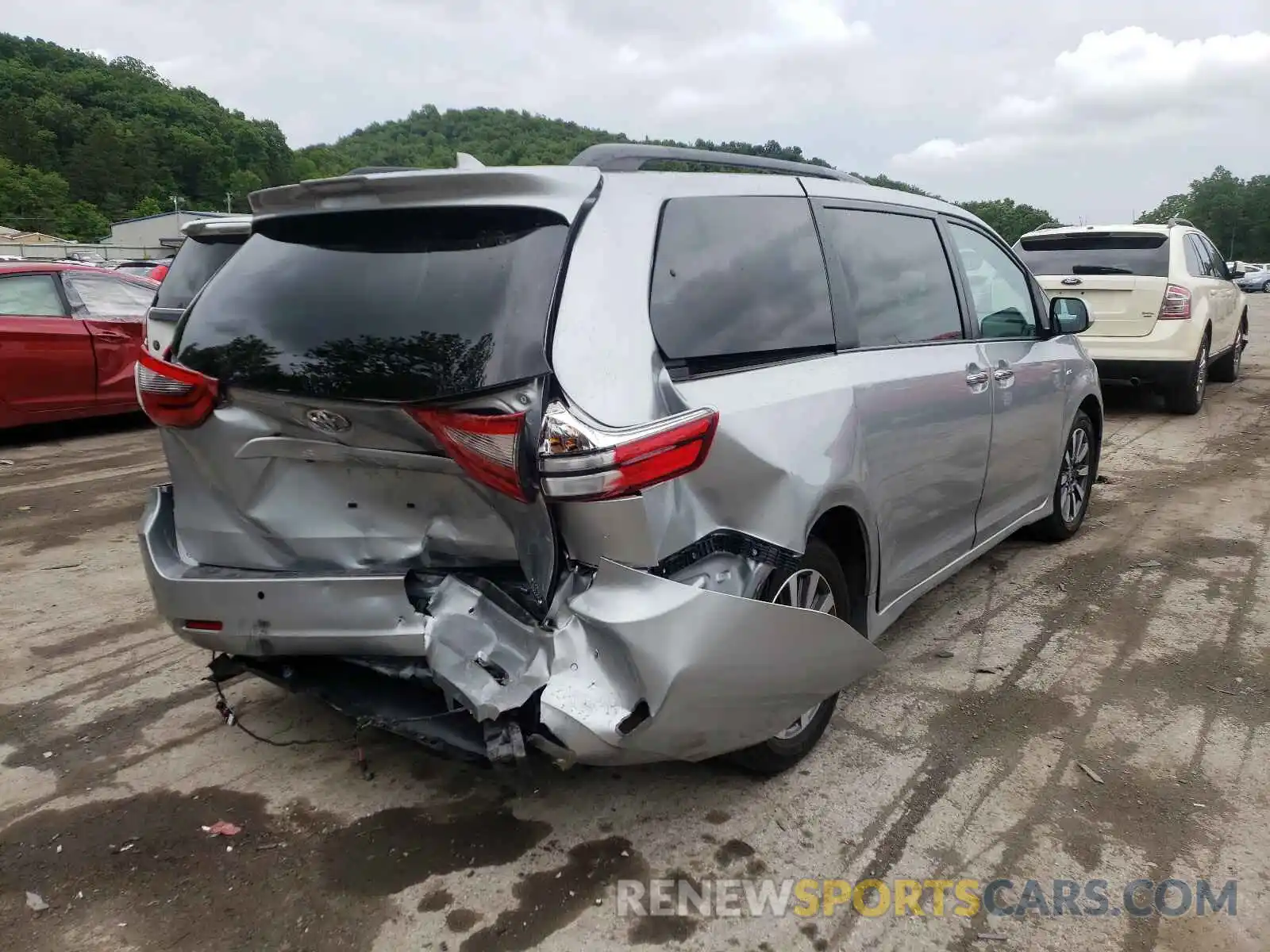 4 Photograph of a damaged car 5TDDZ3DC7LS248020 TOYOTA SIENNA 2020