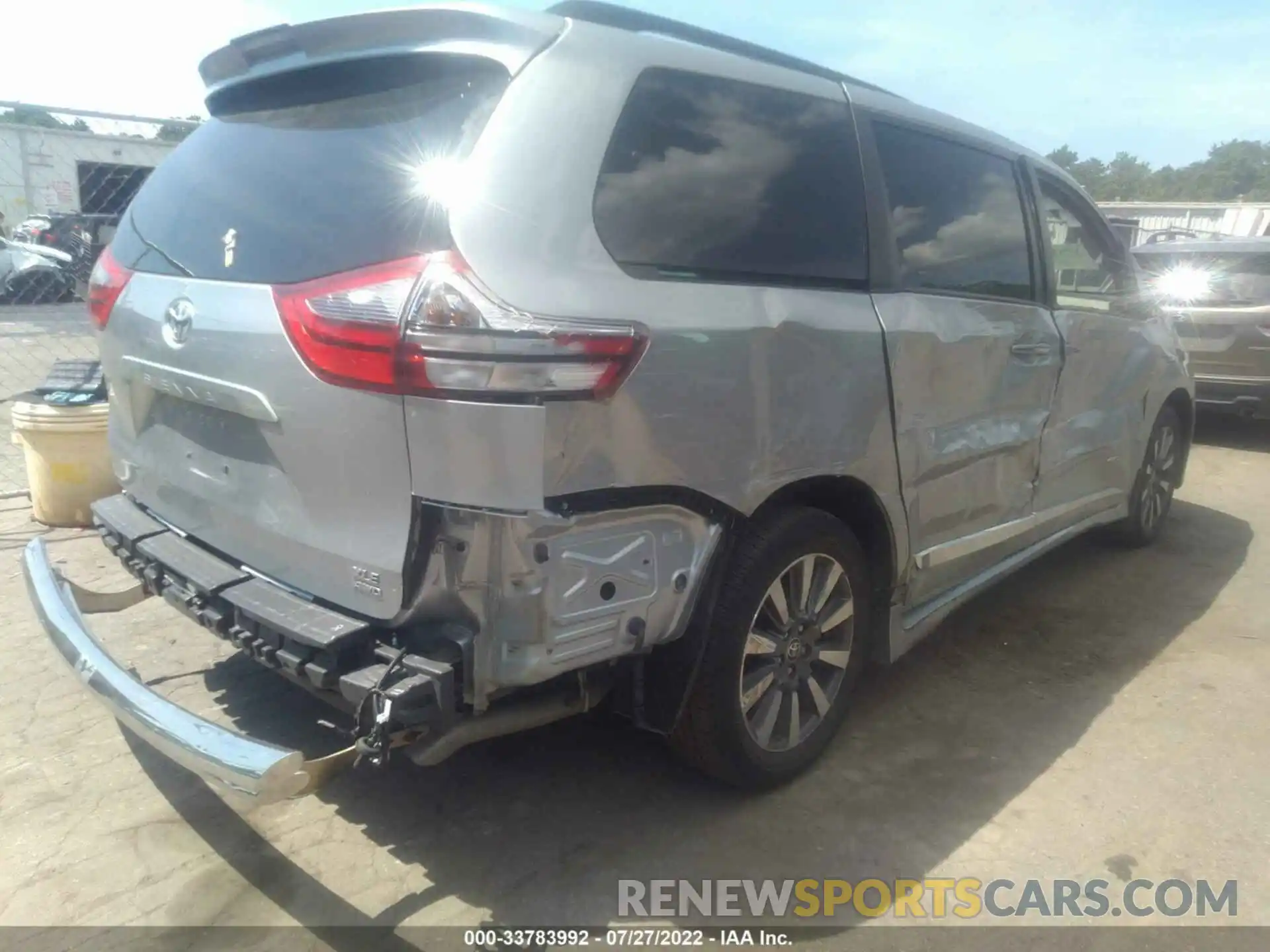 4 Photograph of a damaged car 5TDDZ3DC7LS251550 TOYOTA SIENNA 2020