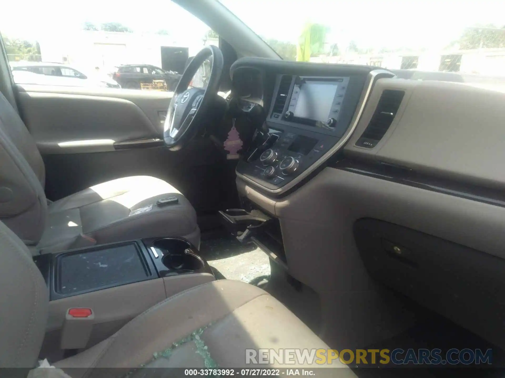 5 Photograph of a damaged car 5TDDZ3DC7LS251550 TOYOTA SIENNA 2020