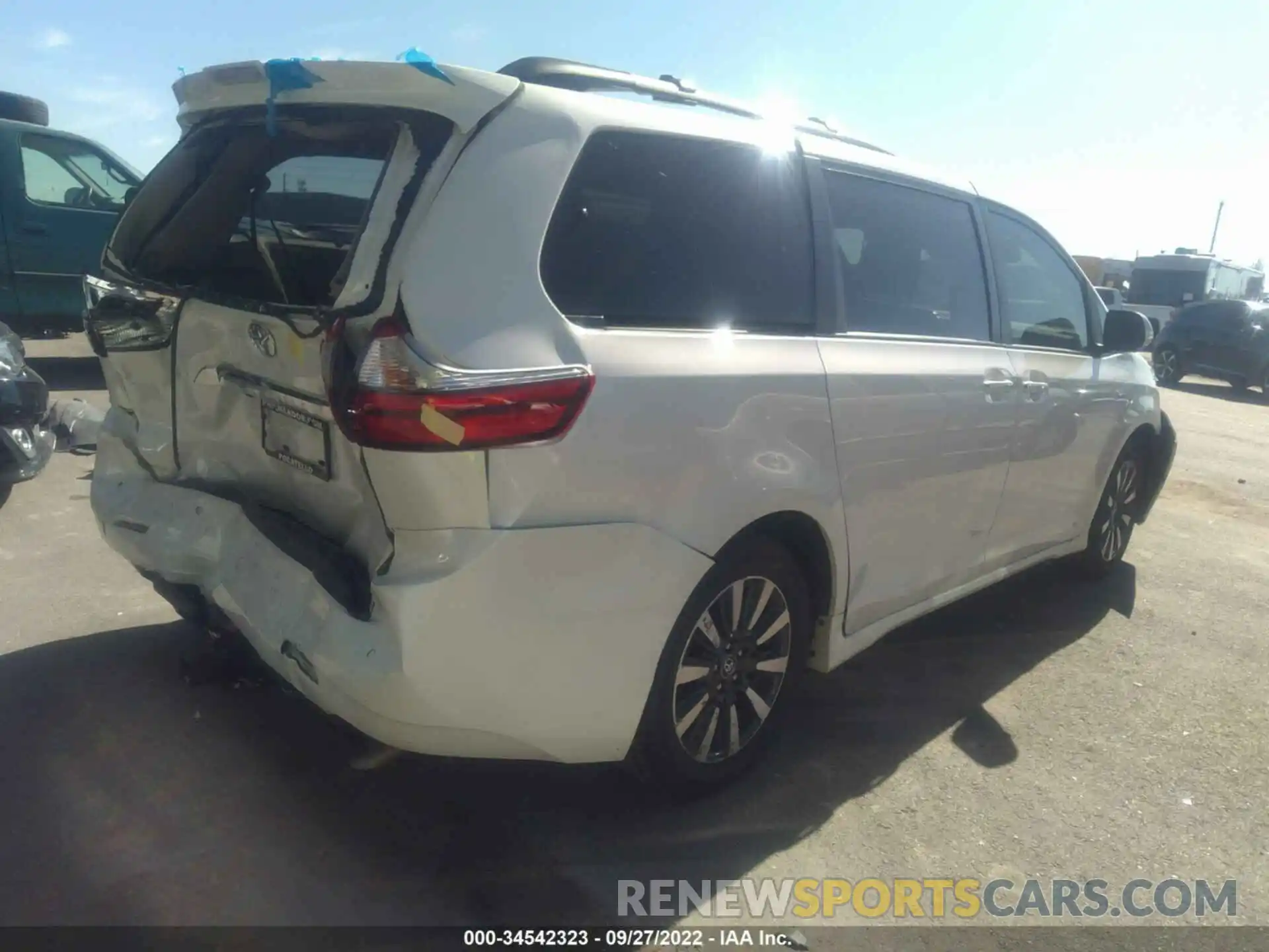 4 Photograph of a damaged car 5TDDZ3DC8LS232537 TOYOTA SIENNA 2020