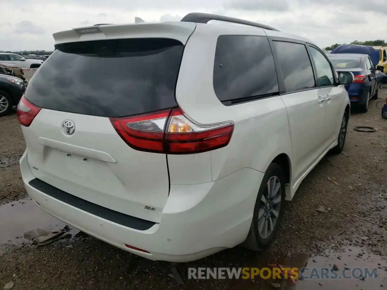 4 Photograph of a damaged car 5TDDZ3DC8LS241903 TOYOTA SIENNA 2020