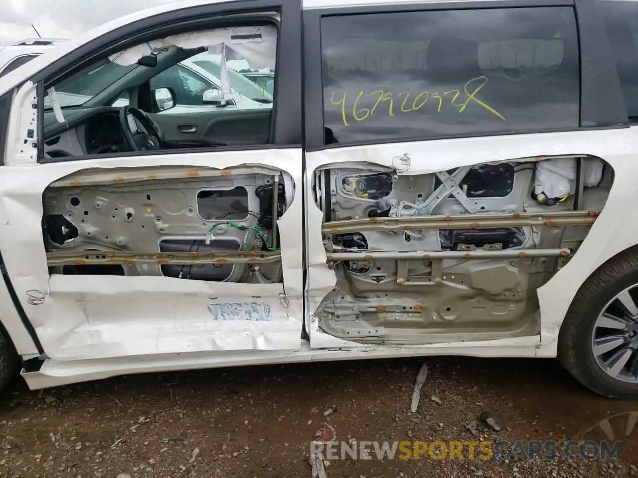 9 Photograph of a damaged car 5TDDZ3DC8LS241903 TOYOTA SIENNA 2020