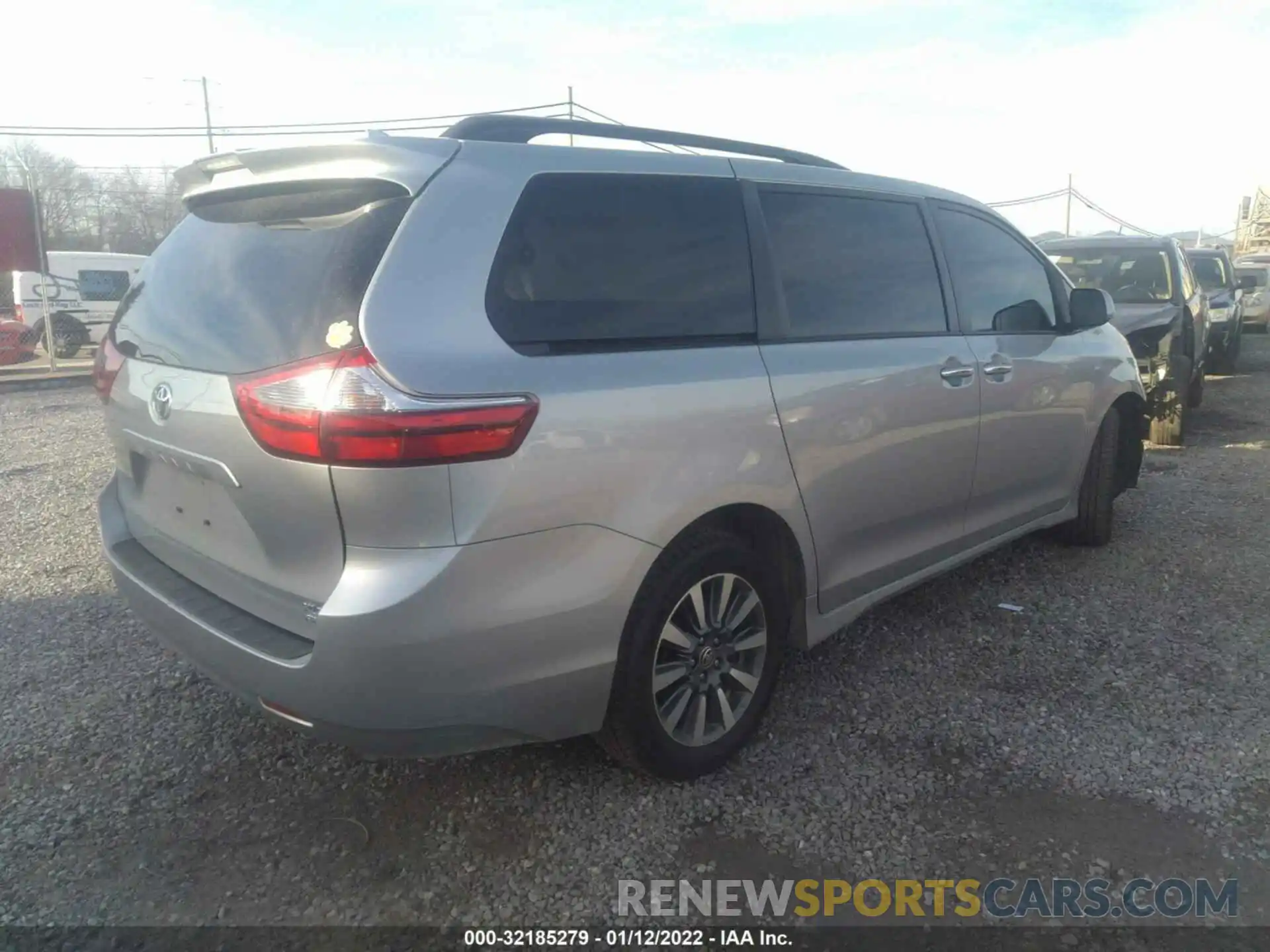 4 Photograph of a damaged car 5TDDZ3DC8LS244820 TOYOTA SIENNA 2020