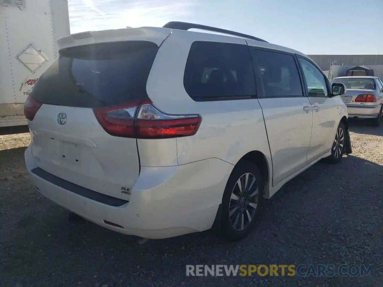 4 Photograph of a damaged car 5TDDZ3DC8LS247409 TOYOTA SIENNA 2020