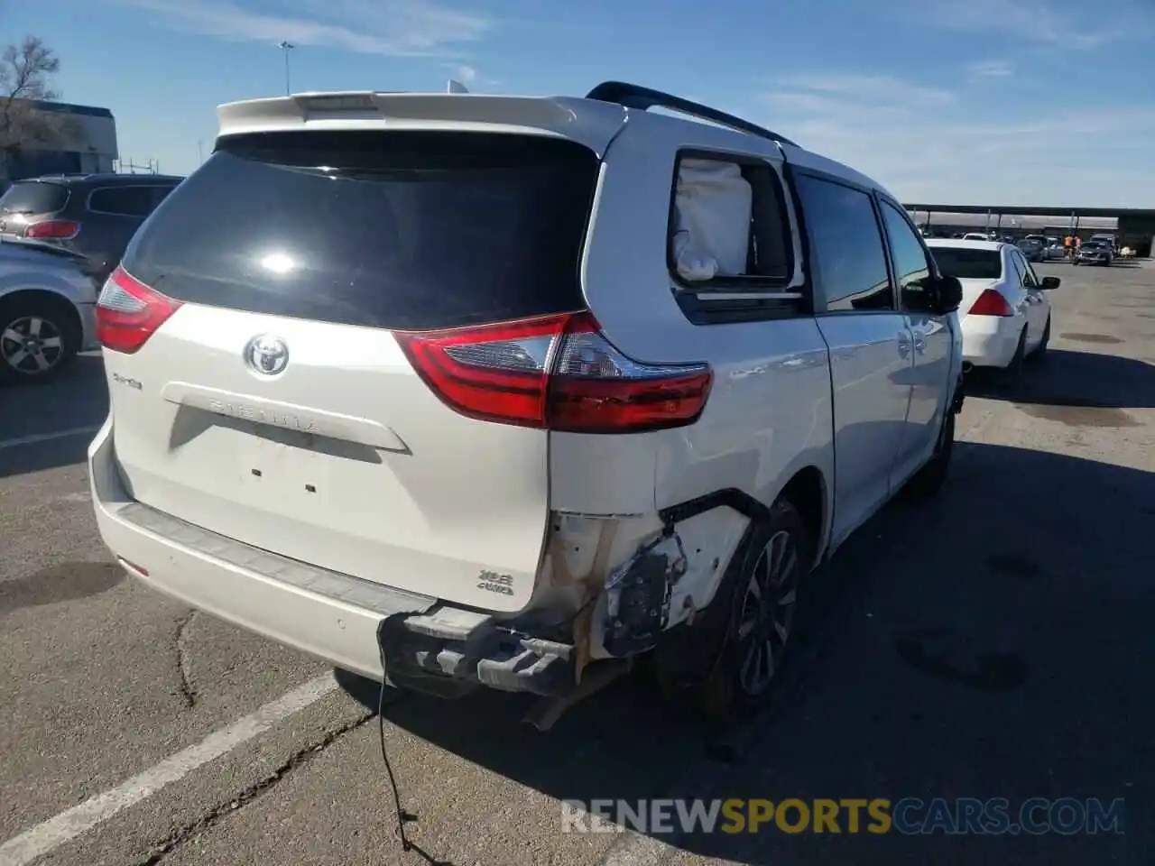 4 Photograph of a damaged car 5TDDZ3DC8LS250696 TOYOTA SIENNA 2020