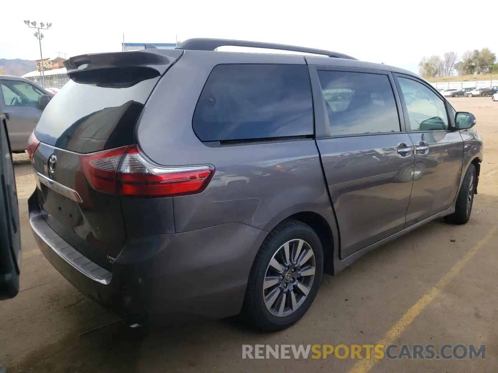 4 Photograph of a damaged car 5TDDZ3DC8LS251346 TOYOTA SIENNA 2020