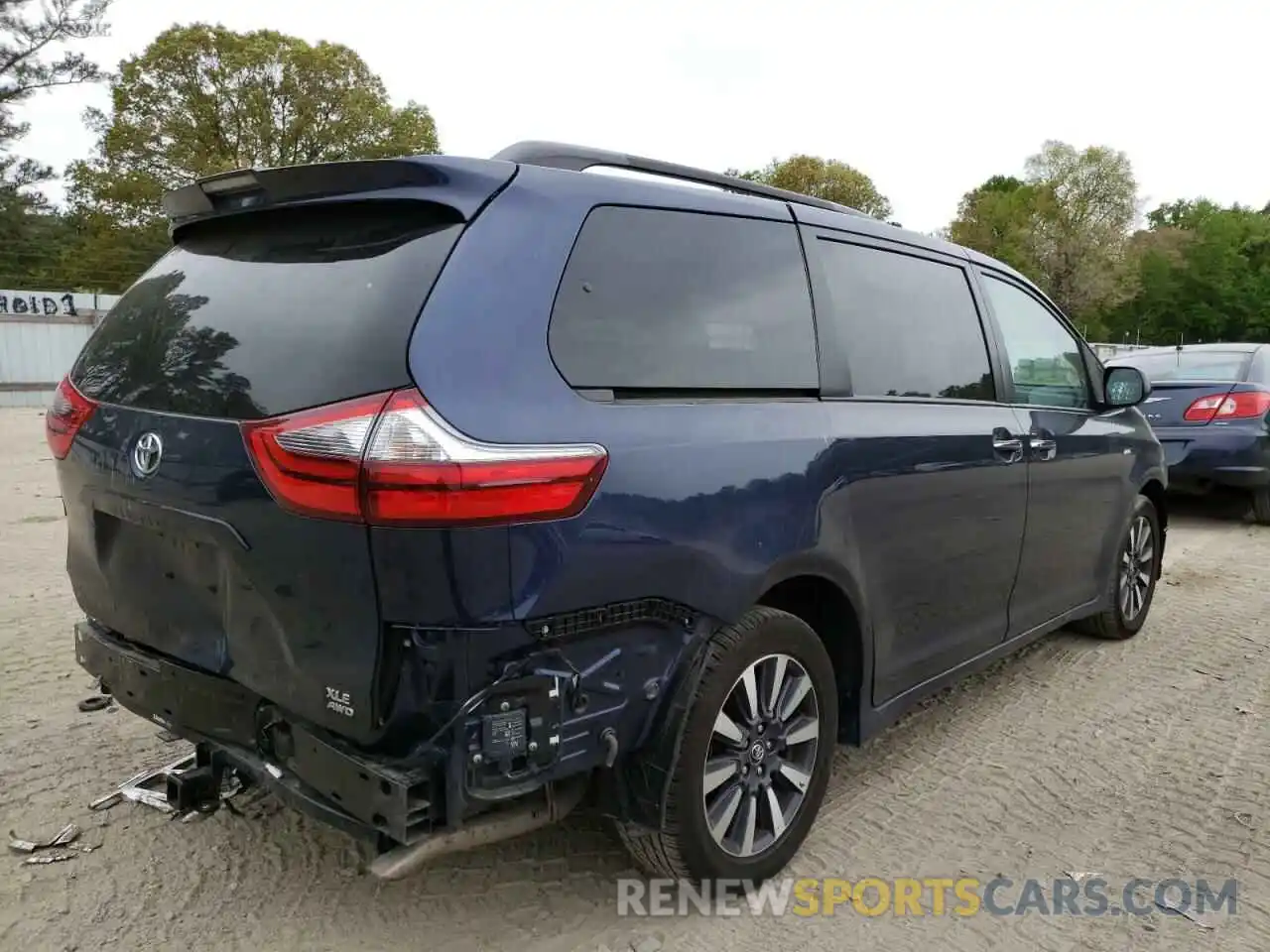 4 Photograph of a damaged car 5TDDZ3DC9LS229338 TOYOTA SIENNA 2020