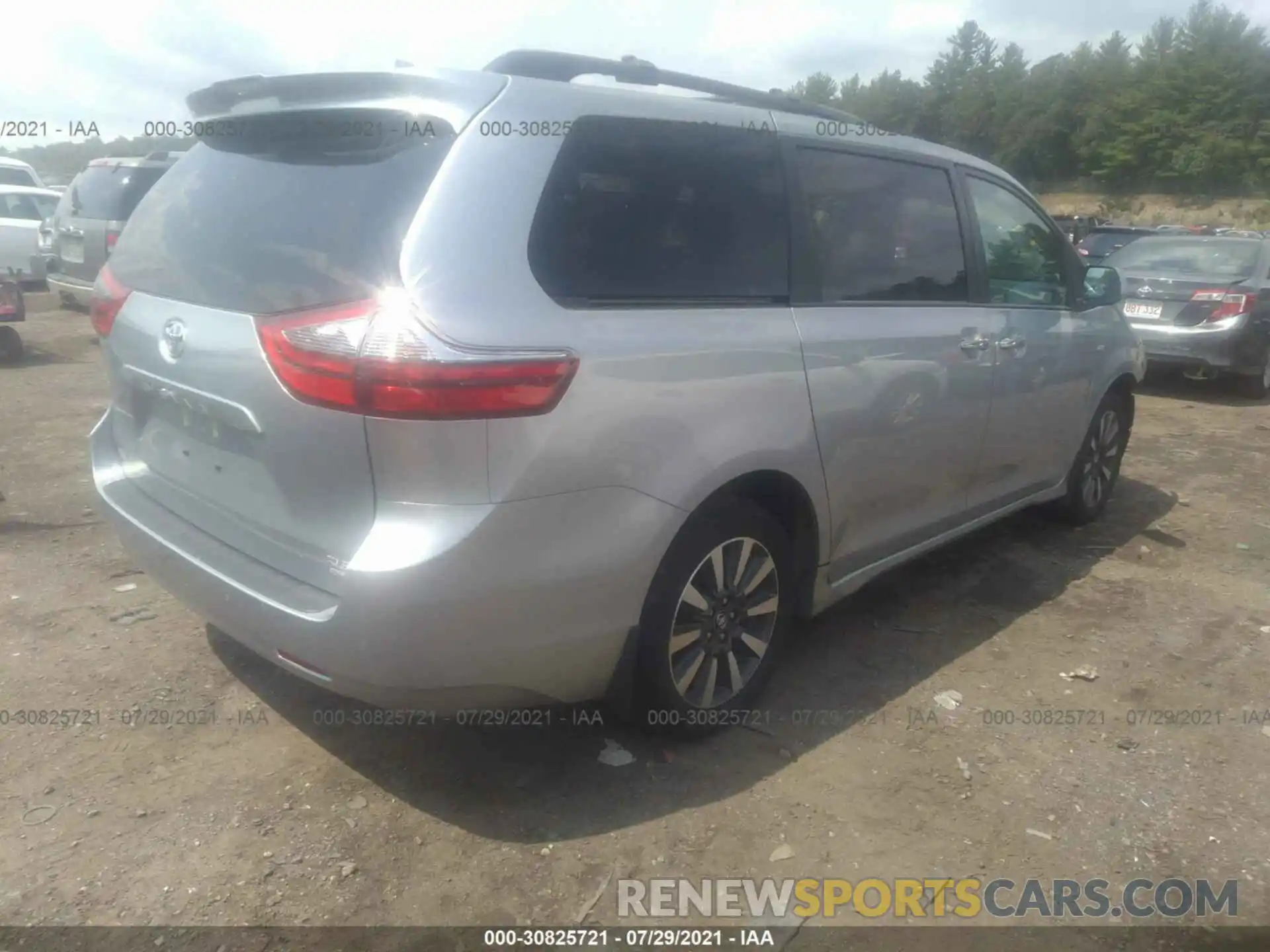 4 Photograph of a damaged car 5TDDZ3DC9LS235351 TOYOTA SIENNA 2020