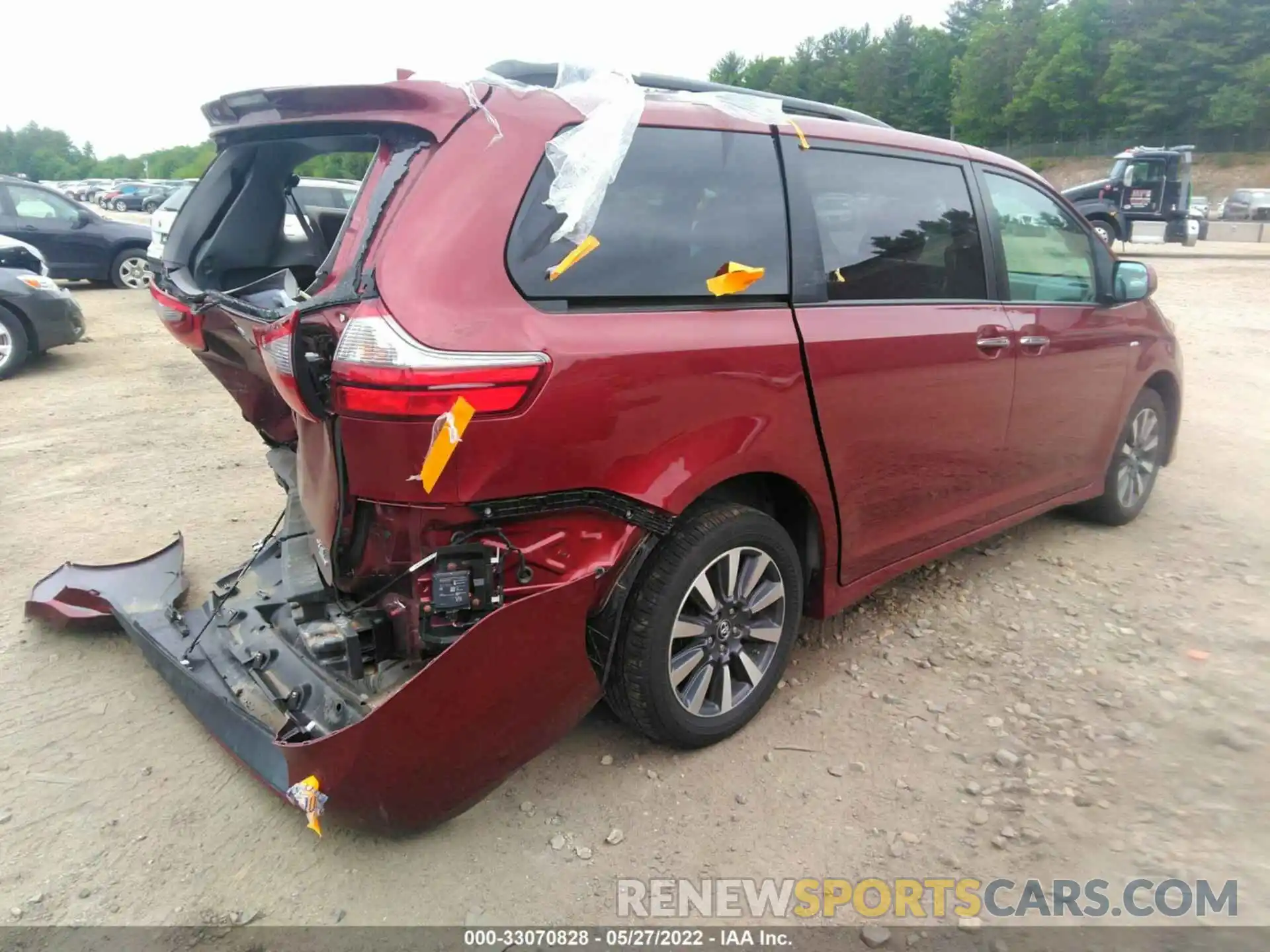 4 Photograph of a damaged car 5TDDZ3DC9LS236354 TOYOTA SIENNA 2020