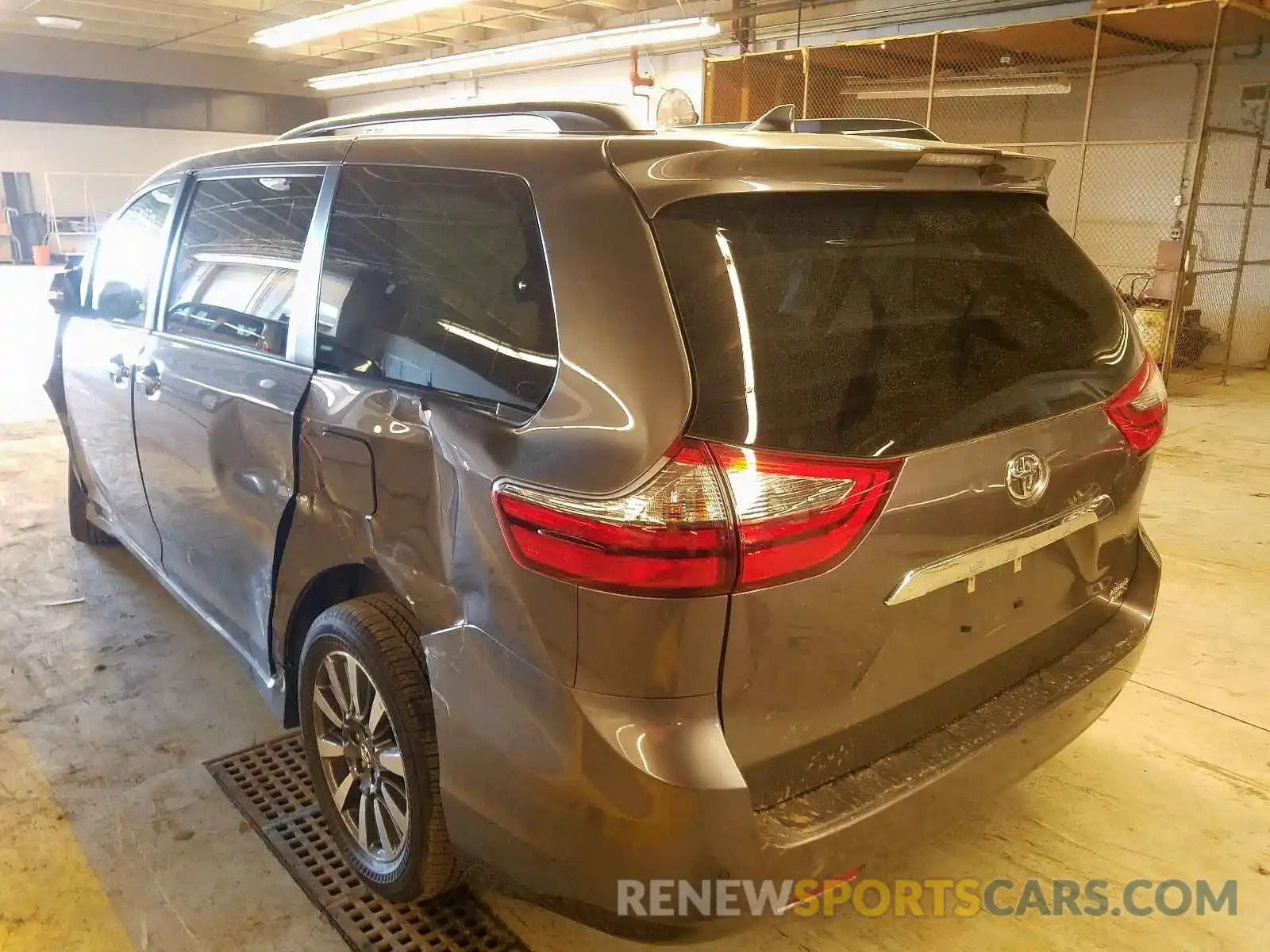 3 Photograph of a damaged car 5TDDZ3DC9LS239318 TOYOTA SIENNA 2020