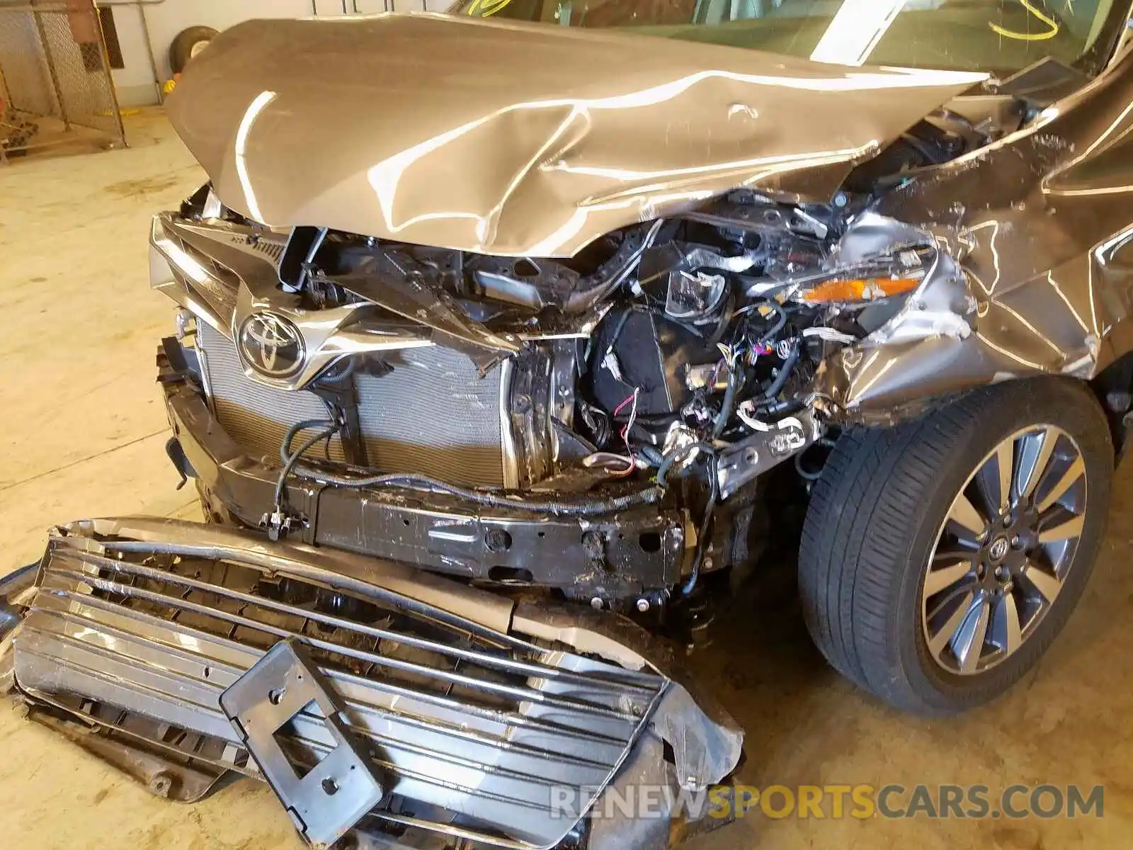 9 Photograph of a damaged car 5TDDZ3DC9LS239318 TOYOTA SIENNA 2020