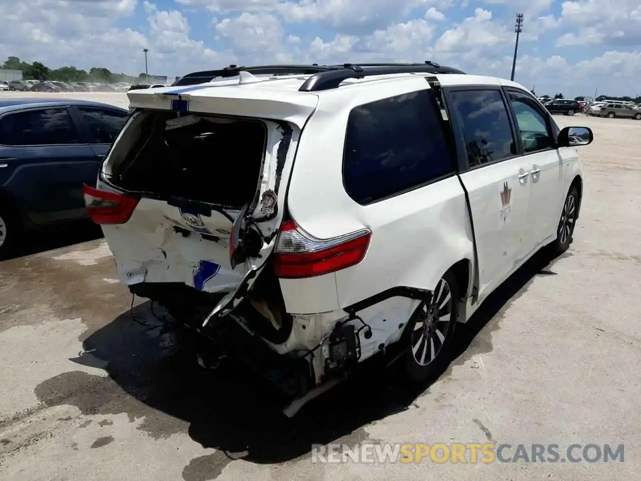 4 Photograph of a damaged car 5TDDZ3DC9LS241425 TOYOTA SIENNA 2020