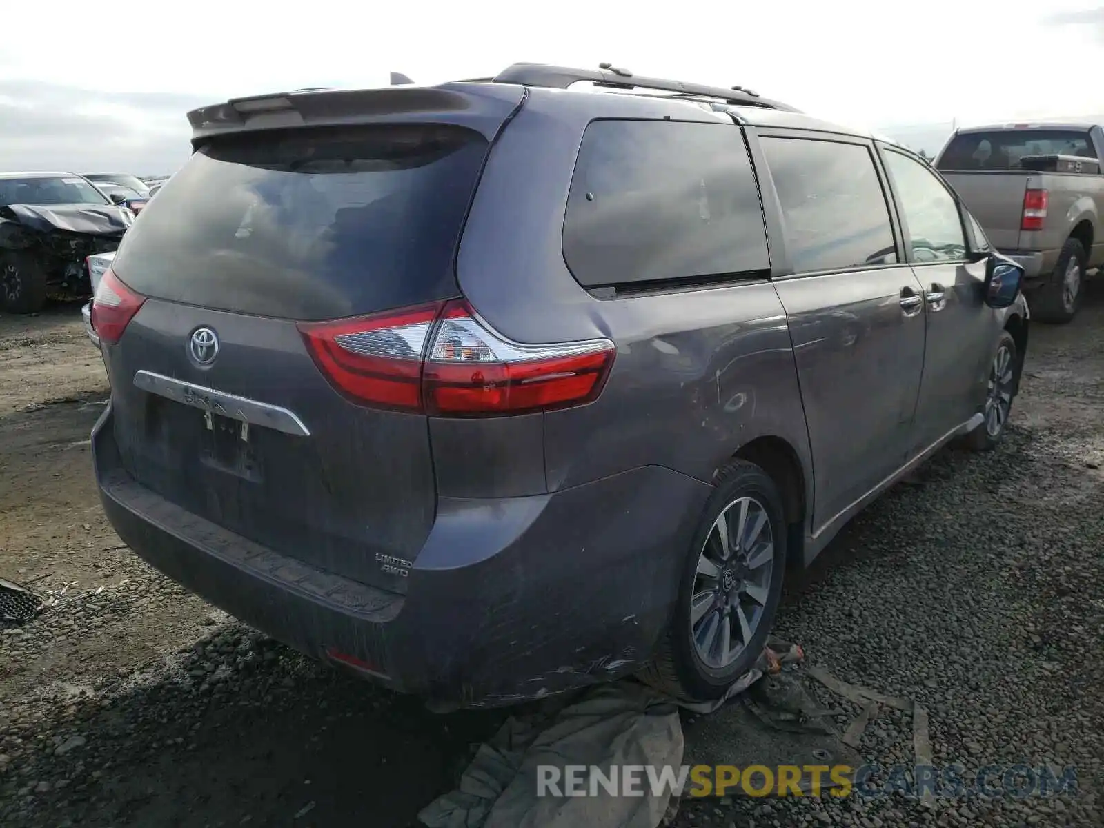 4 Photograph of a damaged car 5TDDZ3DC9LS250836 TOYOTA SIENNA 2020