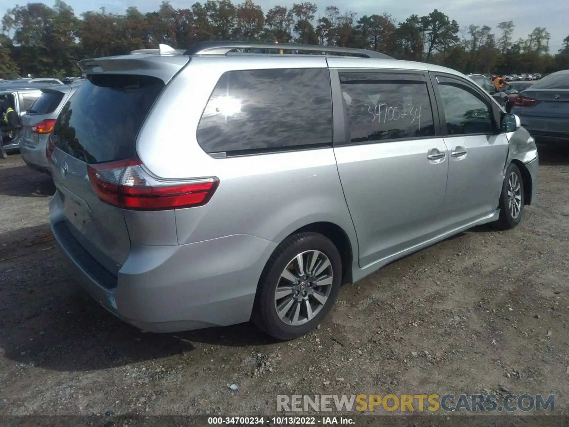 4 Photograph of a damaged car 5TDDZ3DC9LS252067 TOYOTA SIENNA 2020