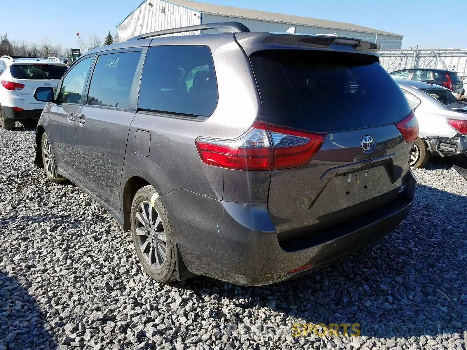 3 Photograph of a damaged car 5TDDZ3DCXLS230952 TOYOTA SIENNA 2020