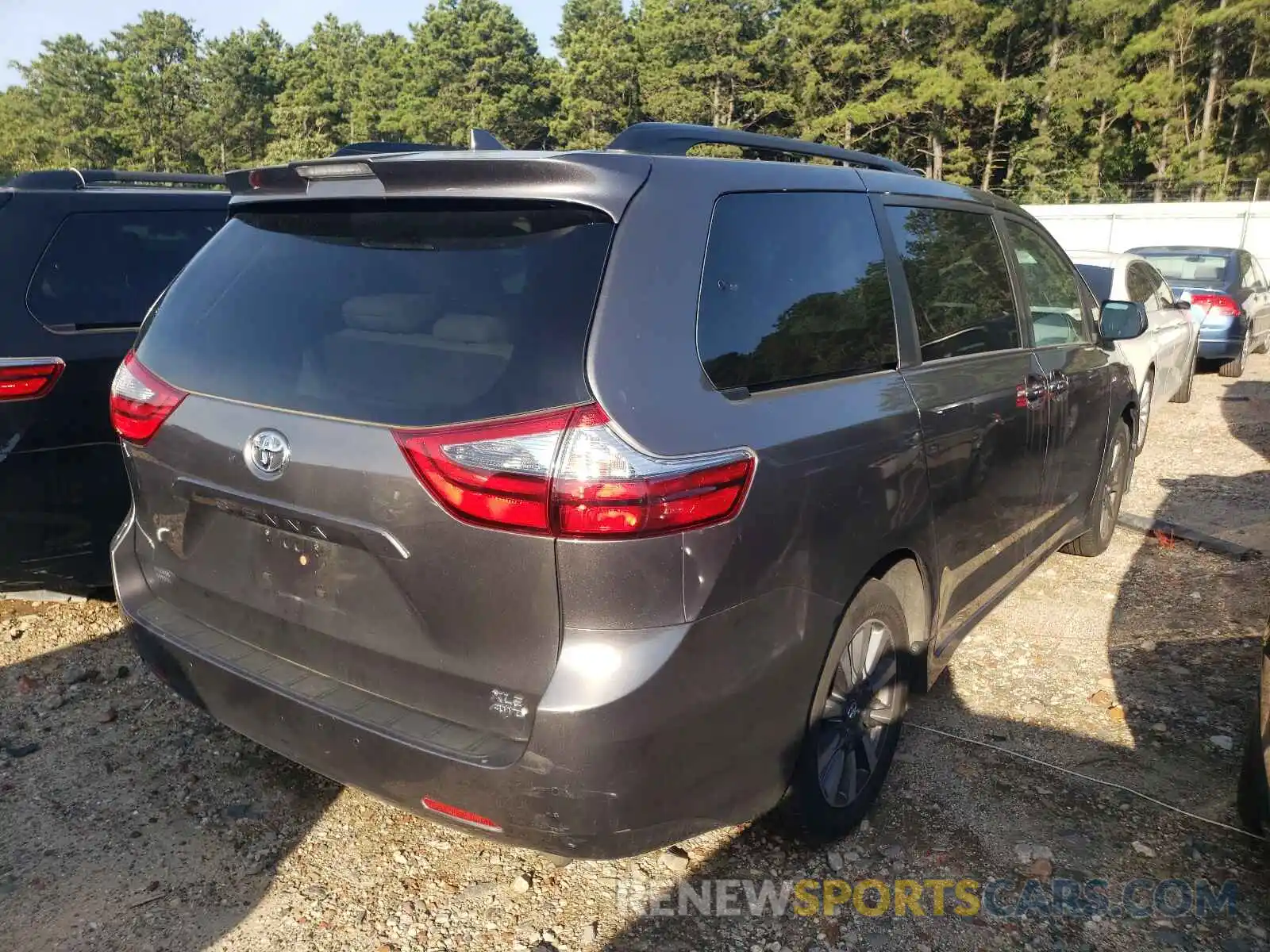 4 Photograph of a damaged car 5TDDZ3DCXLS241319 TOYOTA SIENNA 2020