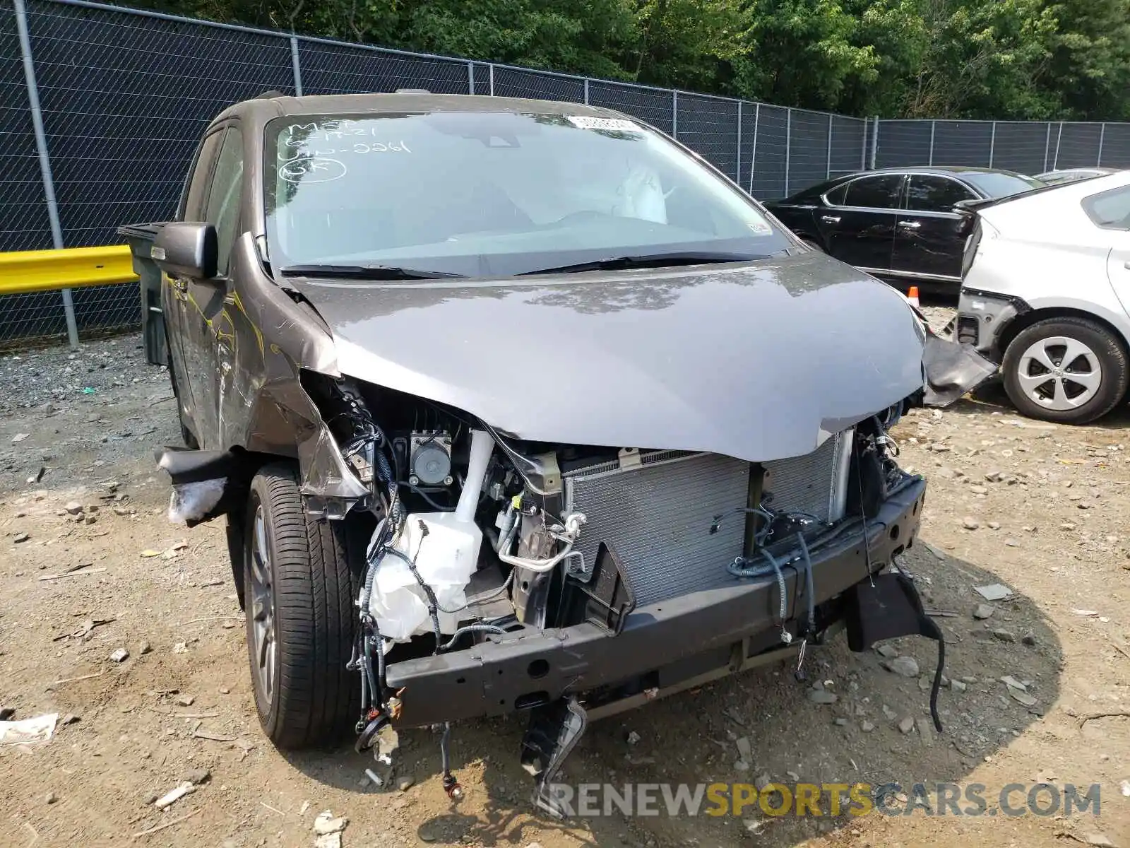 9 Photograph of a damaged car 5TDDZ3DCXLS242261 TOYOTA SIENNA 2020