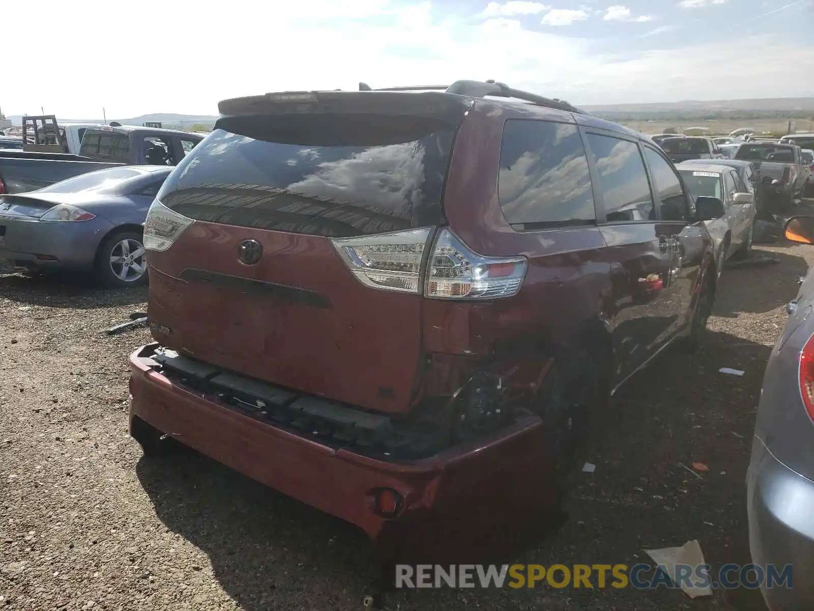 4 Photograph of a damaged car 5TDEZ3DC1LS230729 TOYOTA SIENNA 2020