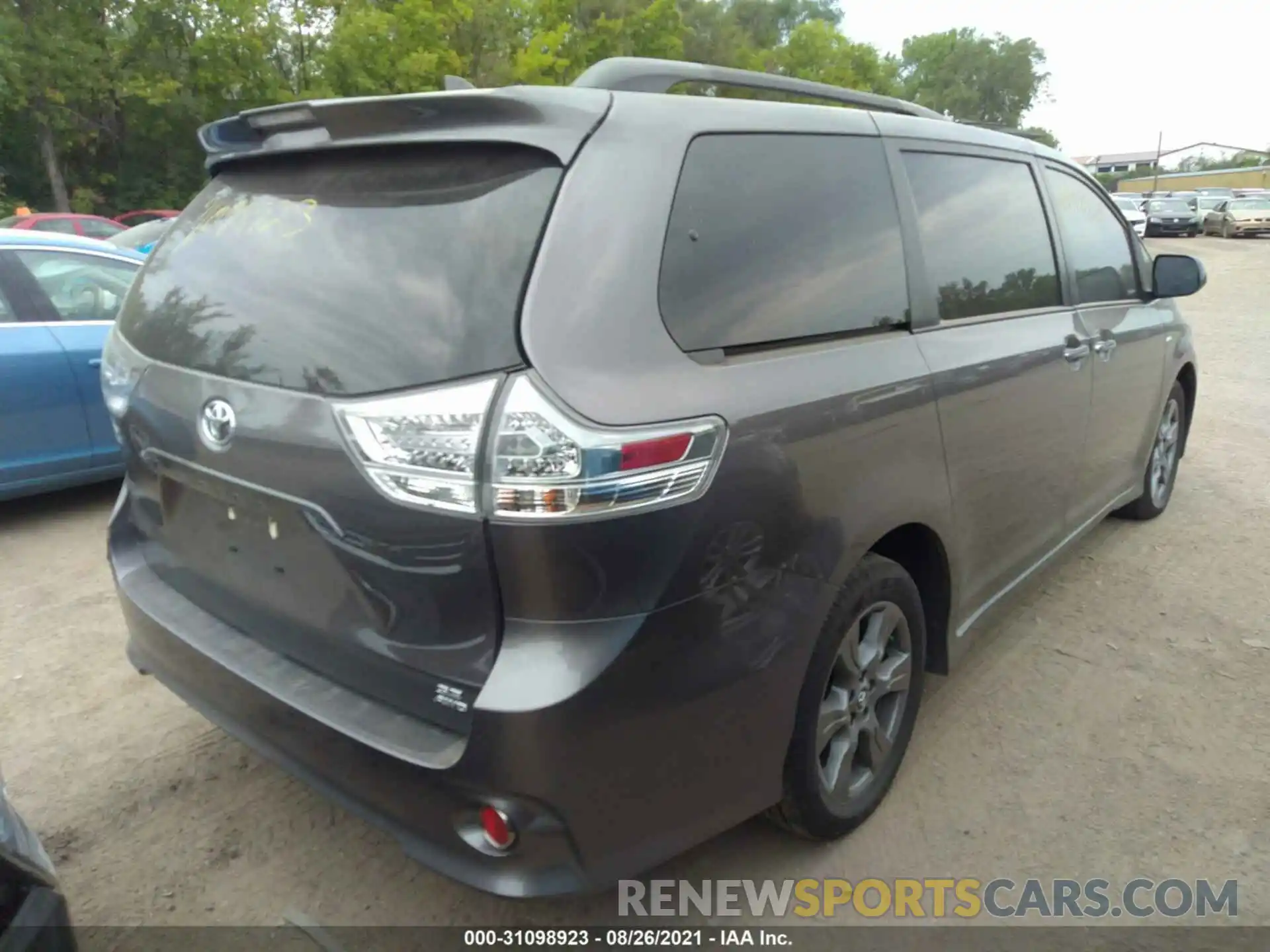 4 Photograph of a damaged car 5TDEZ3DC2LS235468 TOYOTA SIENNA 2020