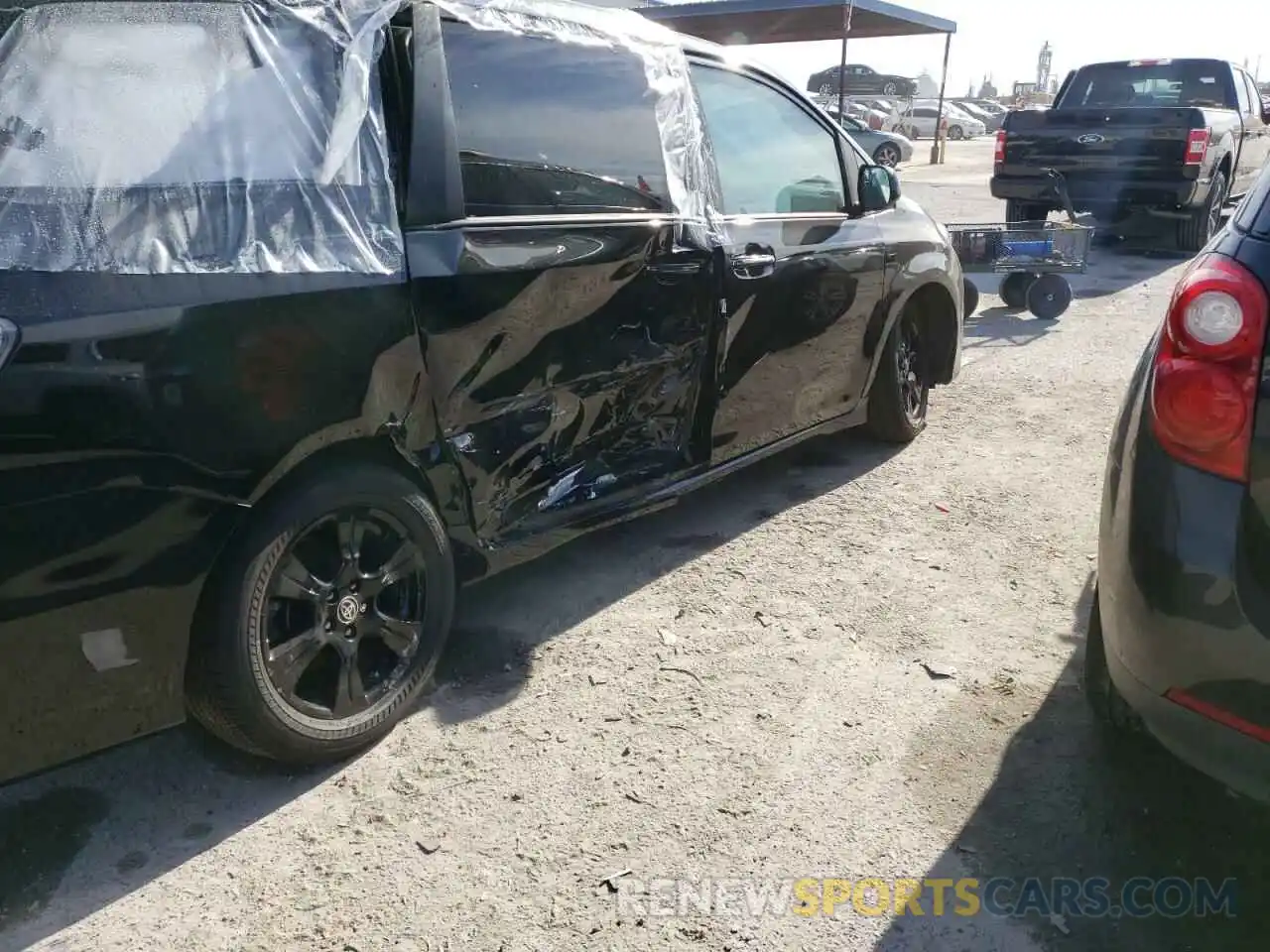 9 Photograph of a damaged car 5TDEZ3DC3LS250657 TOYOTA SIENNA 2020