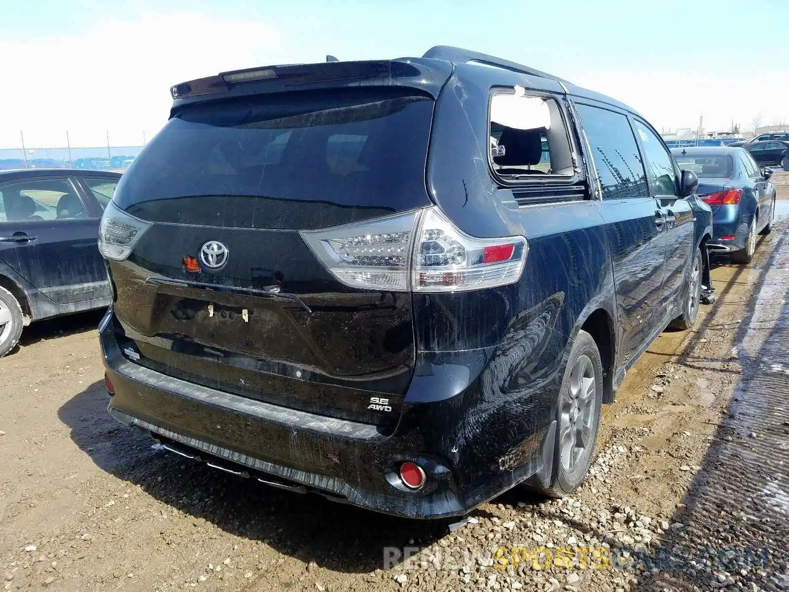 4 Photograph of a damaged car 5TDEZ3DC5LS228465 TOYOTA SIENNA 2020