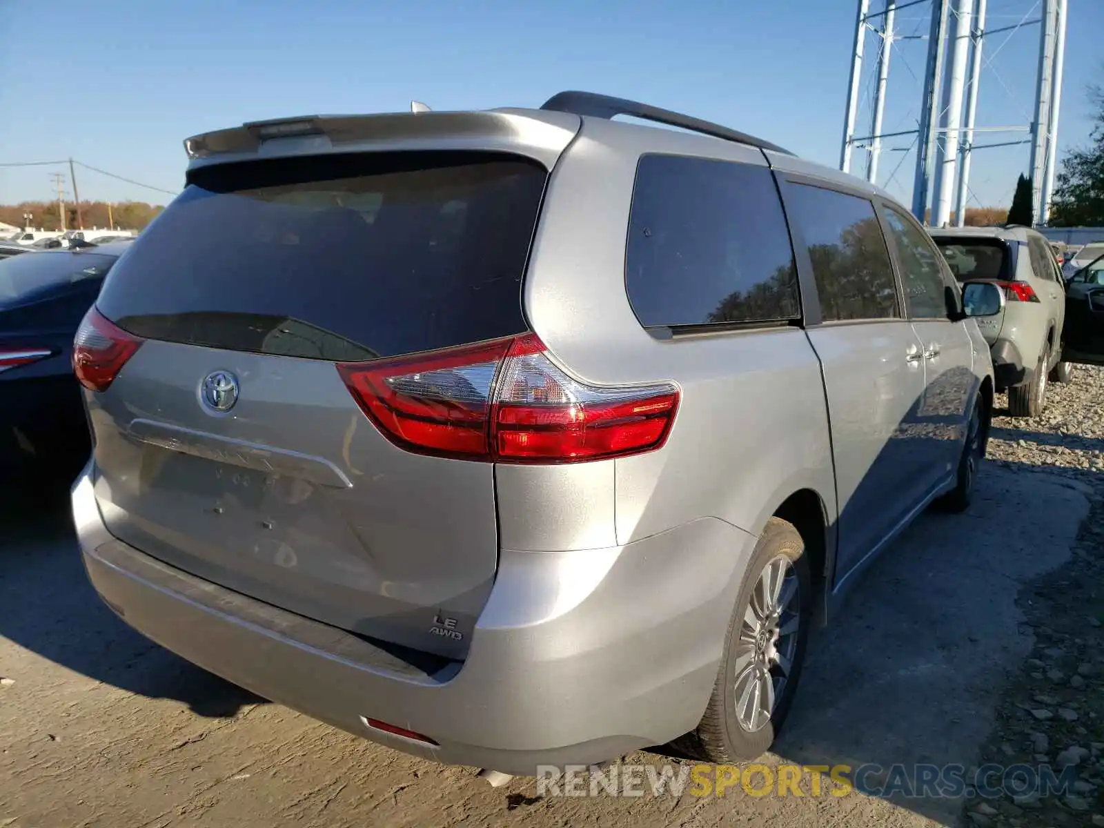 4 Photograph of a damaged car 5TDJZ3DC0LS244815 TOYOTA SIENNA 2020