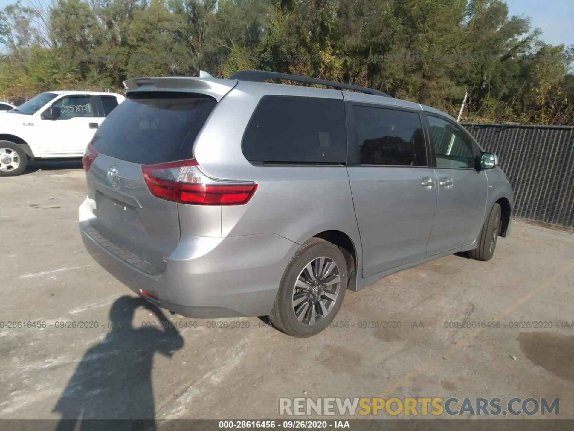 4 Photograph of a damaged car 5TDJZ3DC4LS232702 TOYOTA SIENNA 2020