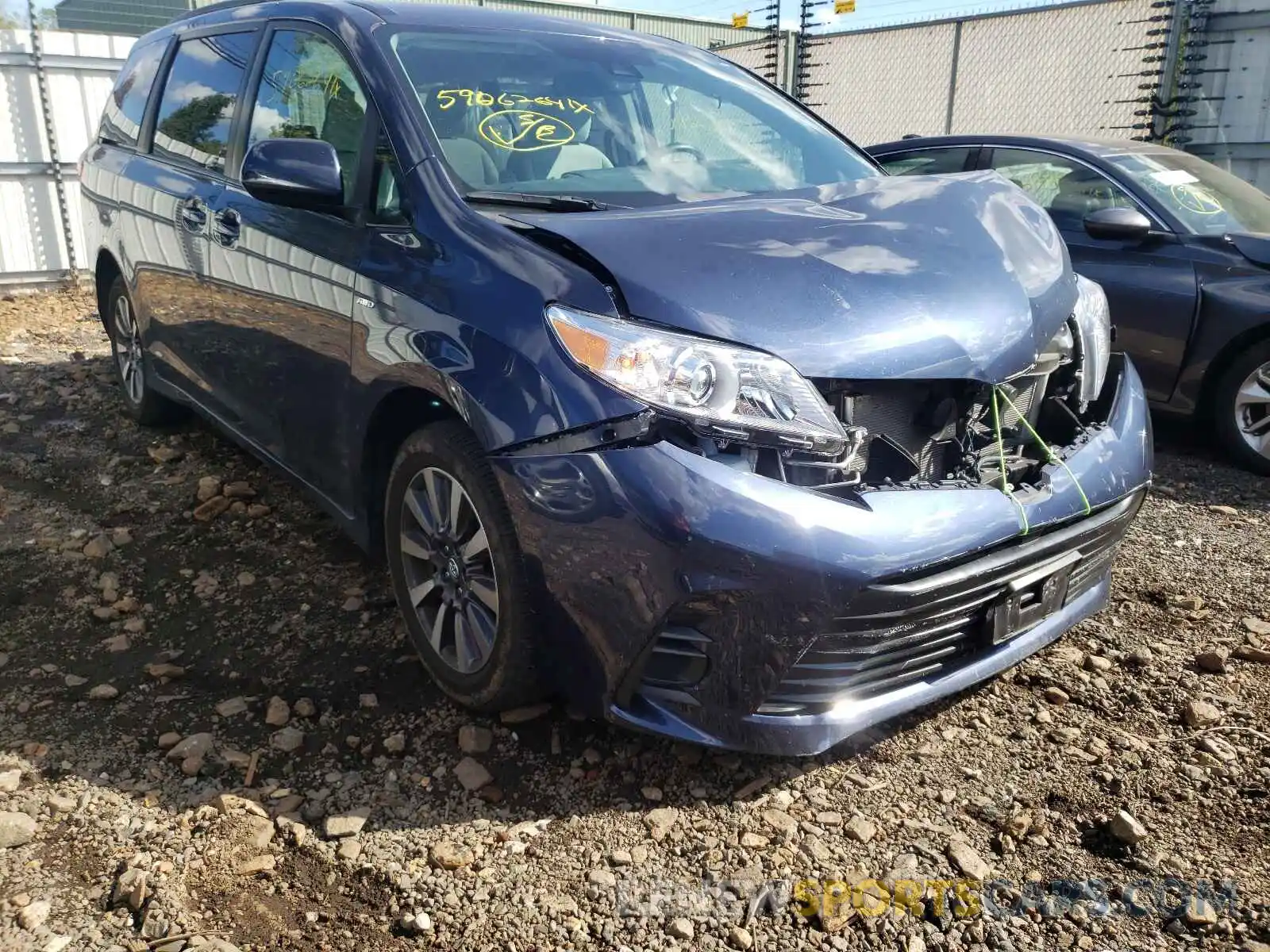 1 Photograph of a damaged car 5TDJZ3DC4LS233588 TOYOTA SIENNA 2020