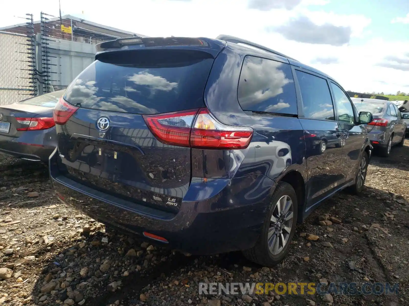 4 Photograph of a damaged car 5TDJZ3DC4LS233588 TOYOTA SIENNA 2020