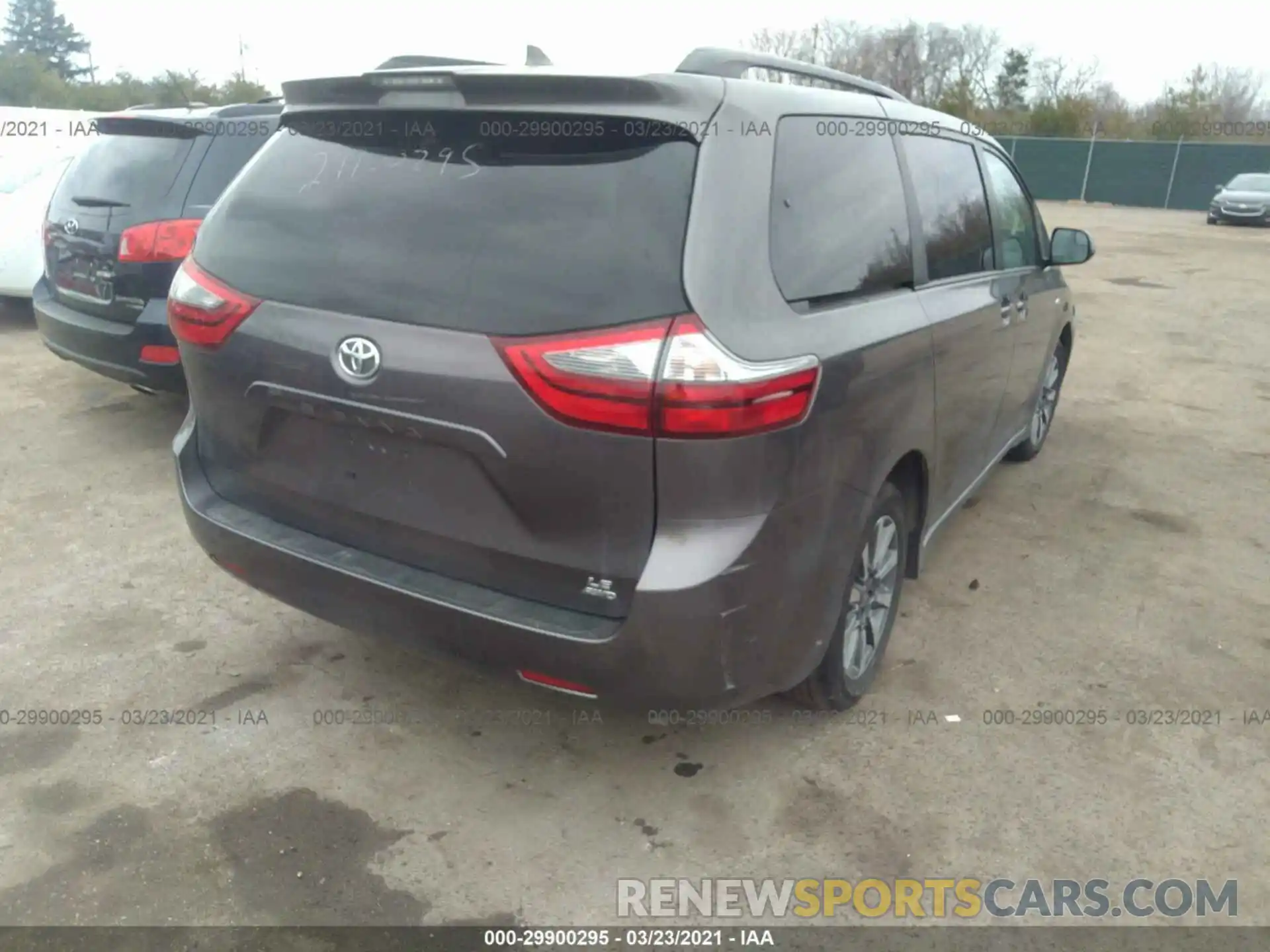 4 Photograph of a damaged car 5TDJZ3DC4LS251847 TOYOTA SIENNA 2020