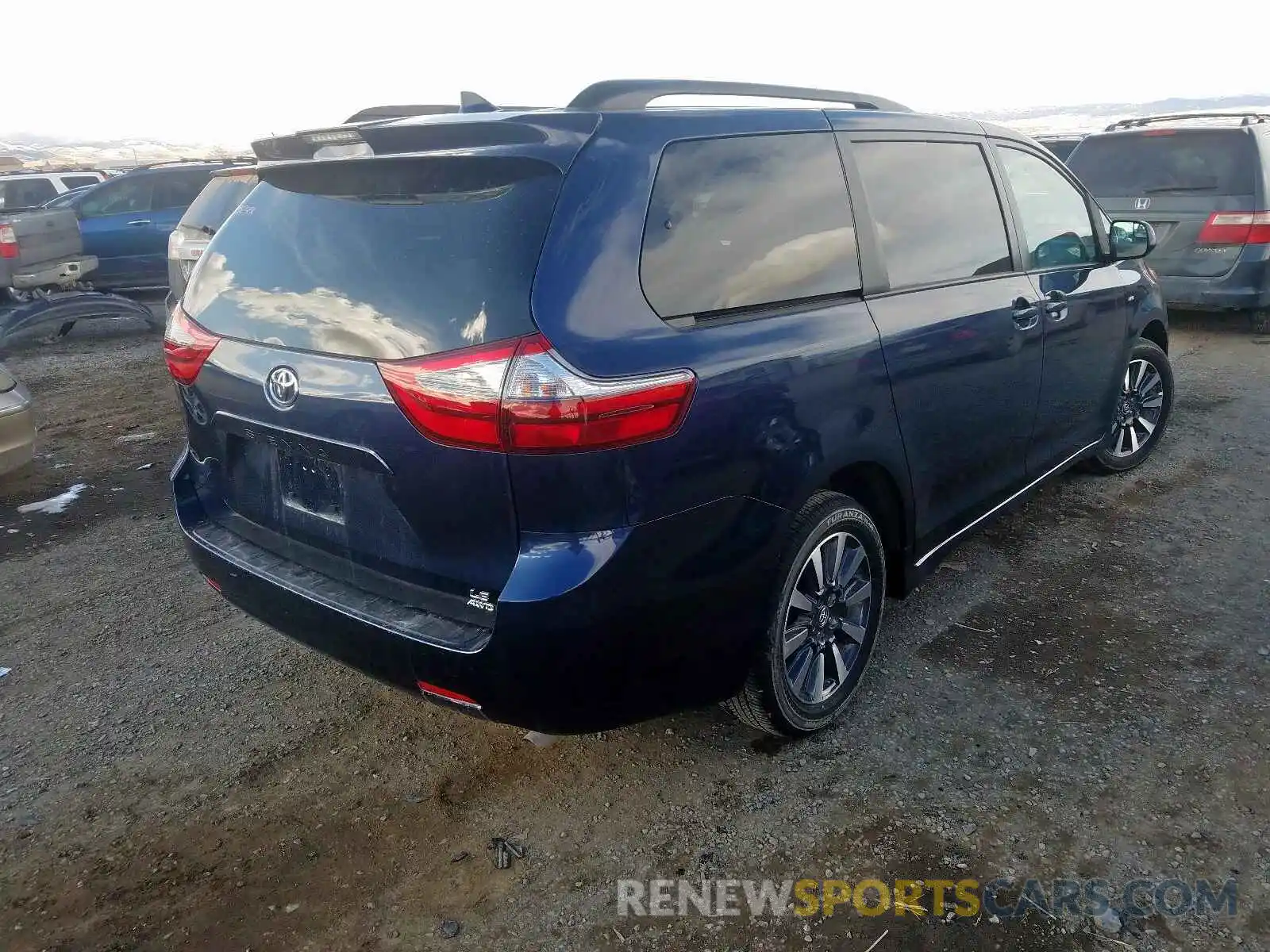 4 Photograph of a damaged car 5TDJZ3DC5LS232840 TOYOTA SIENNA 2020