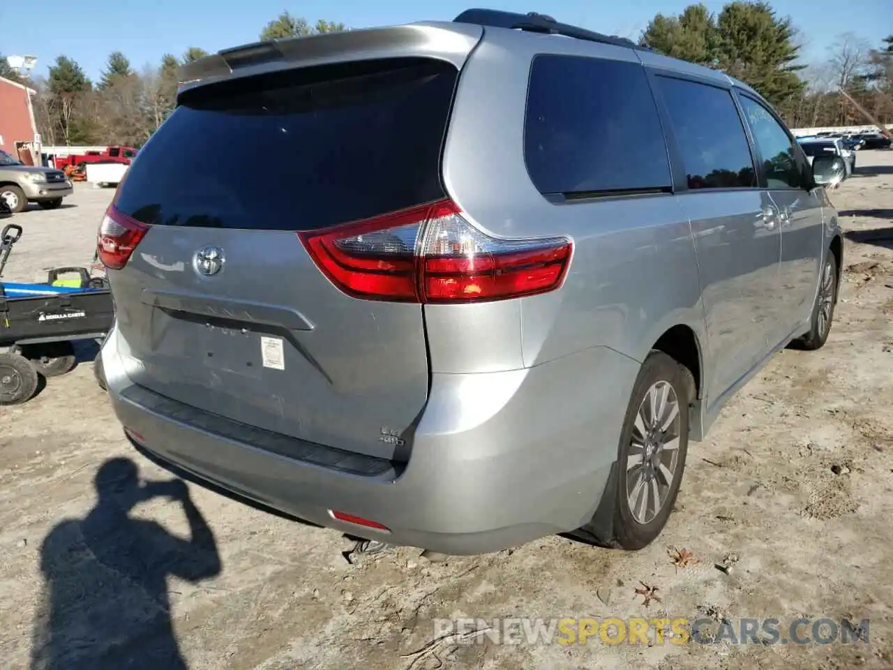 4 Photograph of a damaged car 5TDJZ3DC6LS232894 TOYOTA SIENNA 2020