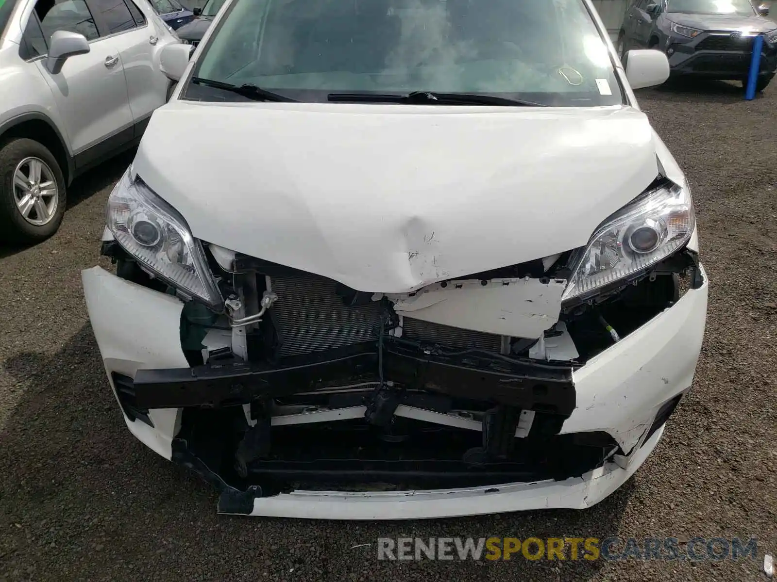 9 Photograph of a damaged car 5TDJZ3DC7LS246349 TOYOTA SIENNA 2020