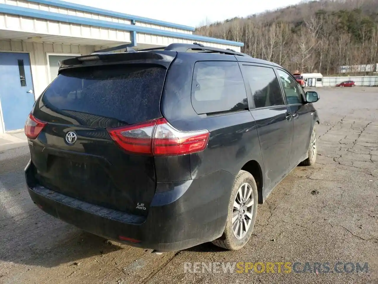 4 Photograph of a damaged car 5TDJZ3DC8LS240818 TOYOTA SIENNA 2020