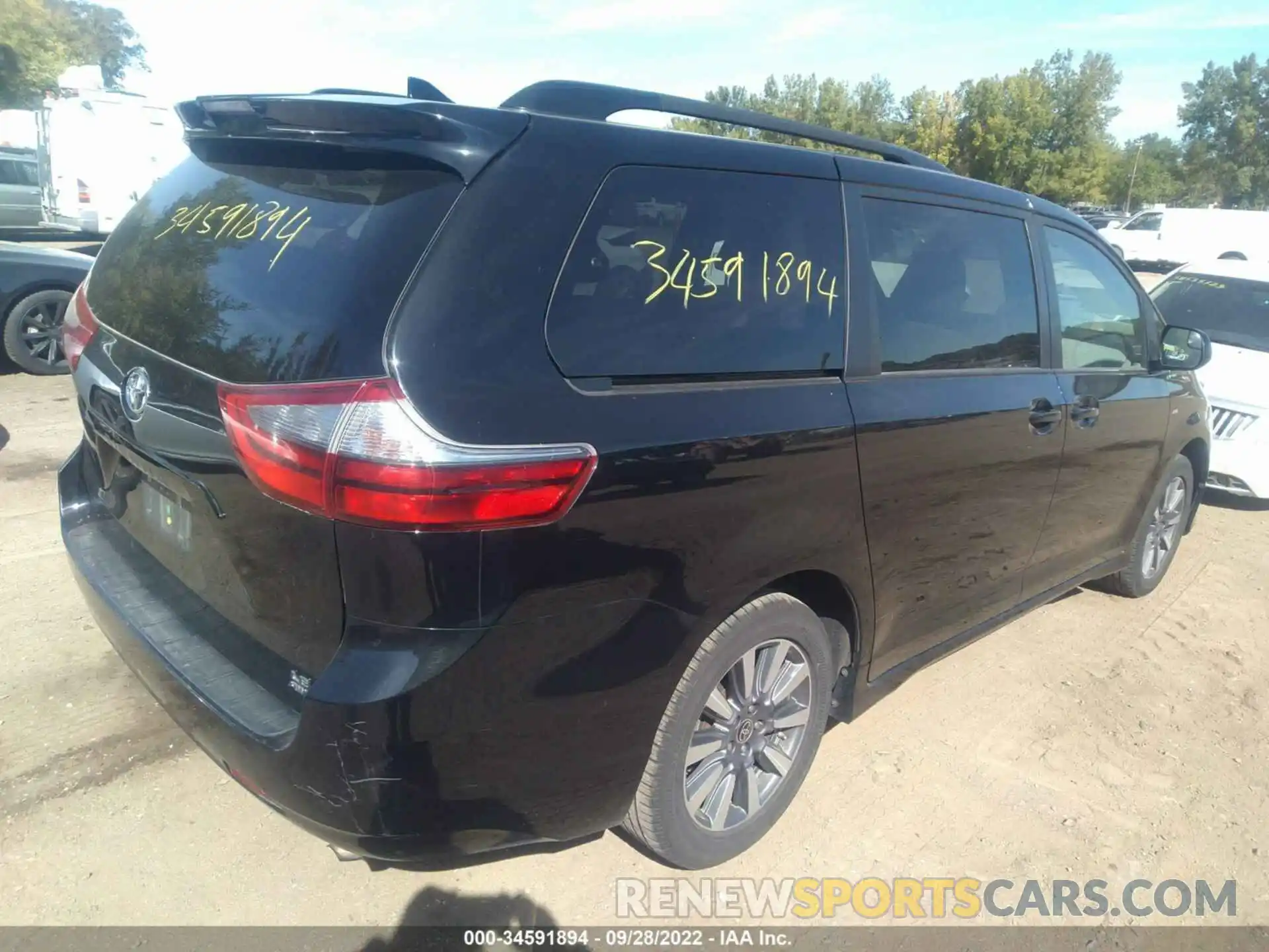 4 Photograph of a damaged car 5TDJZ3DC8LS250104 TOYOTA SIENNA 2020