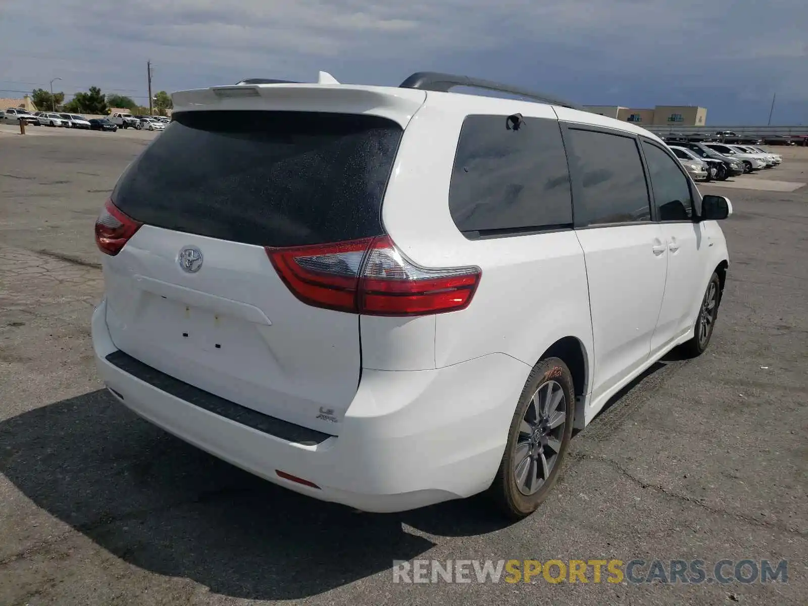 4 Photograph of a damaged car 5TDJZ3DC8LS251897 TOYOTA SIENNA 2020