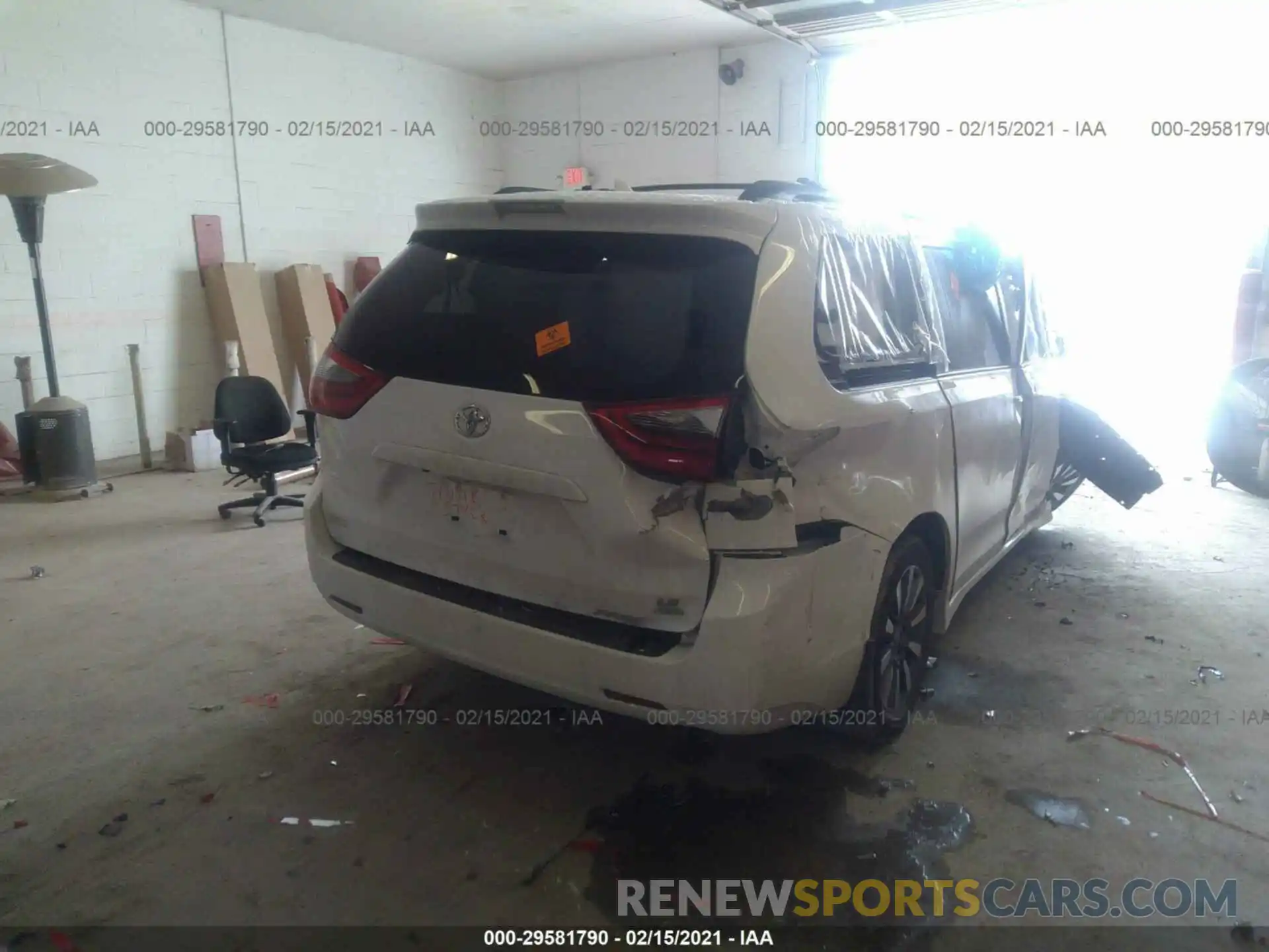 4 Photograph of a damaged car 5TDJZ3DC9LS250306 TOYOTA SIENNA 2020