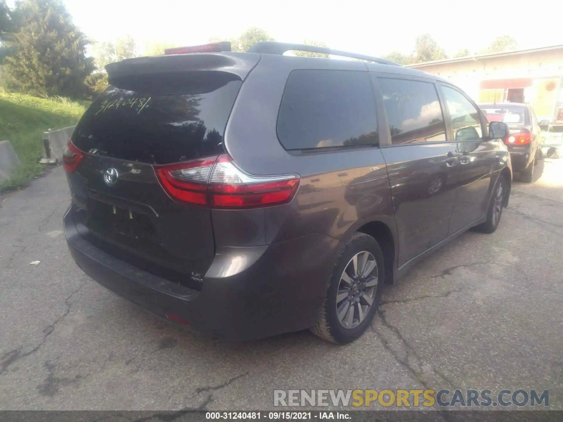 4 Photograph of a damaged car 5TDJZ3DCXLS251819 TOYOTA SIENNA 2020