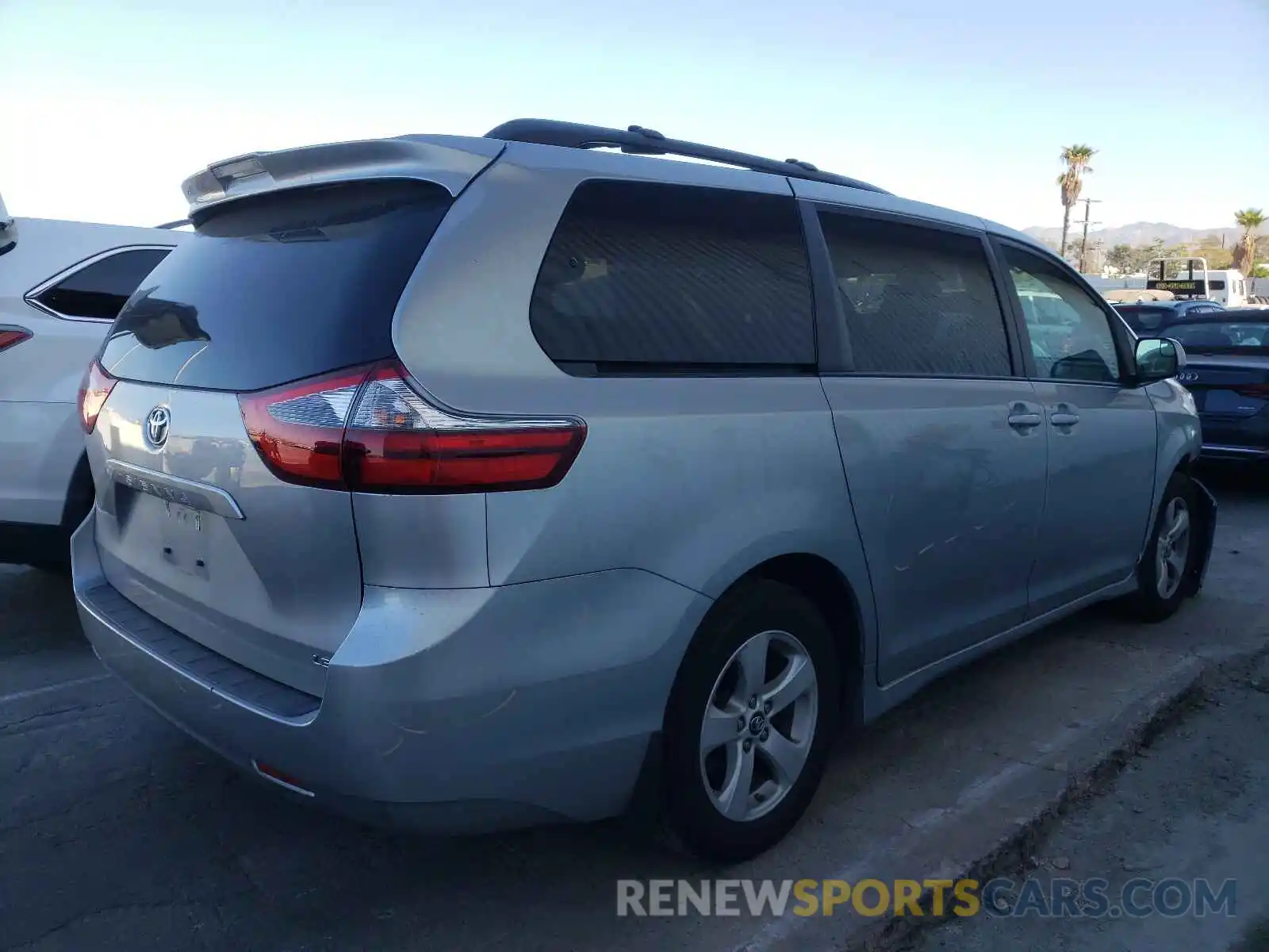 4 Photograph of a damaged car 5TDKZ3DC0LS041119 TOYOTA SIENNA 2020