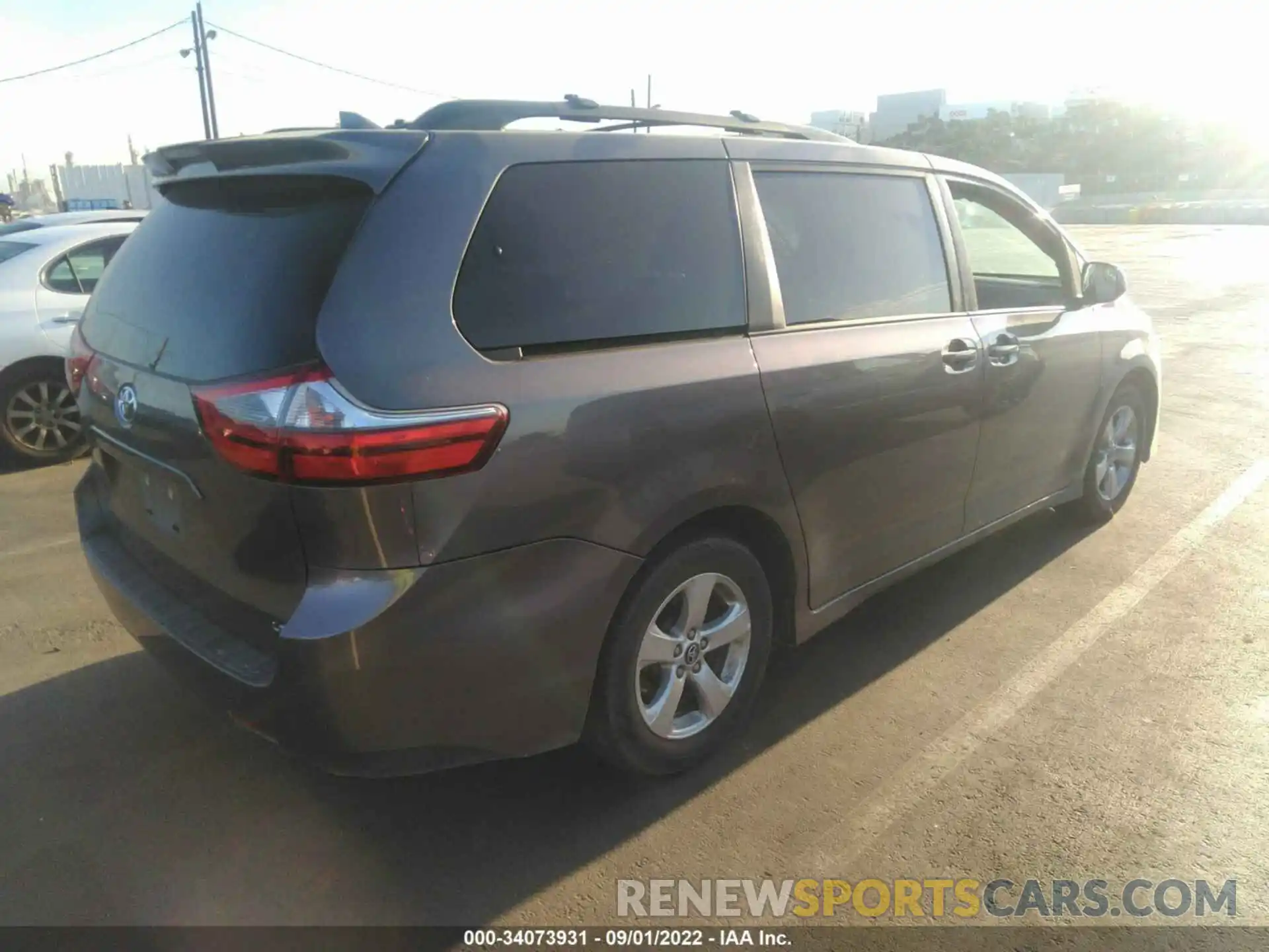 4 Photograph of a damaged car 5TDKZ3DC0LS041377 TOYOTA SIENNA 2020